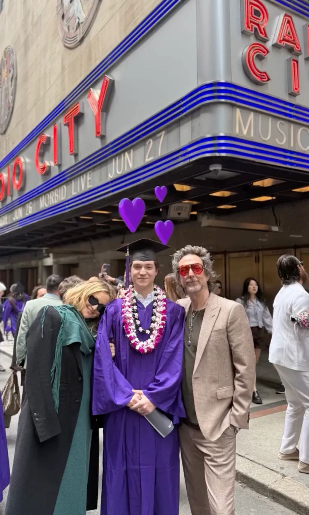 Kate Hudson y su exmarido, Chris Robinson, posan junto a su único hijo en común, Ryan, el día de su graduación