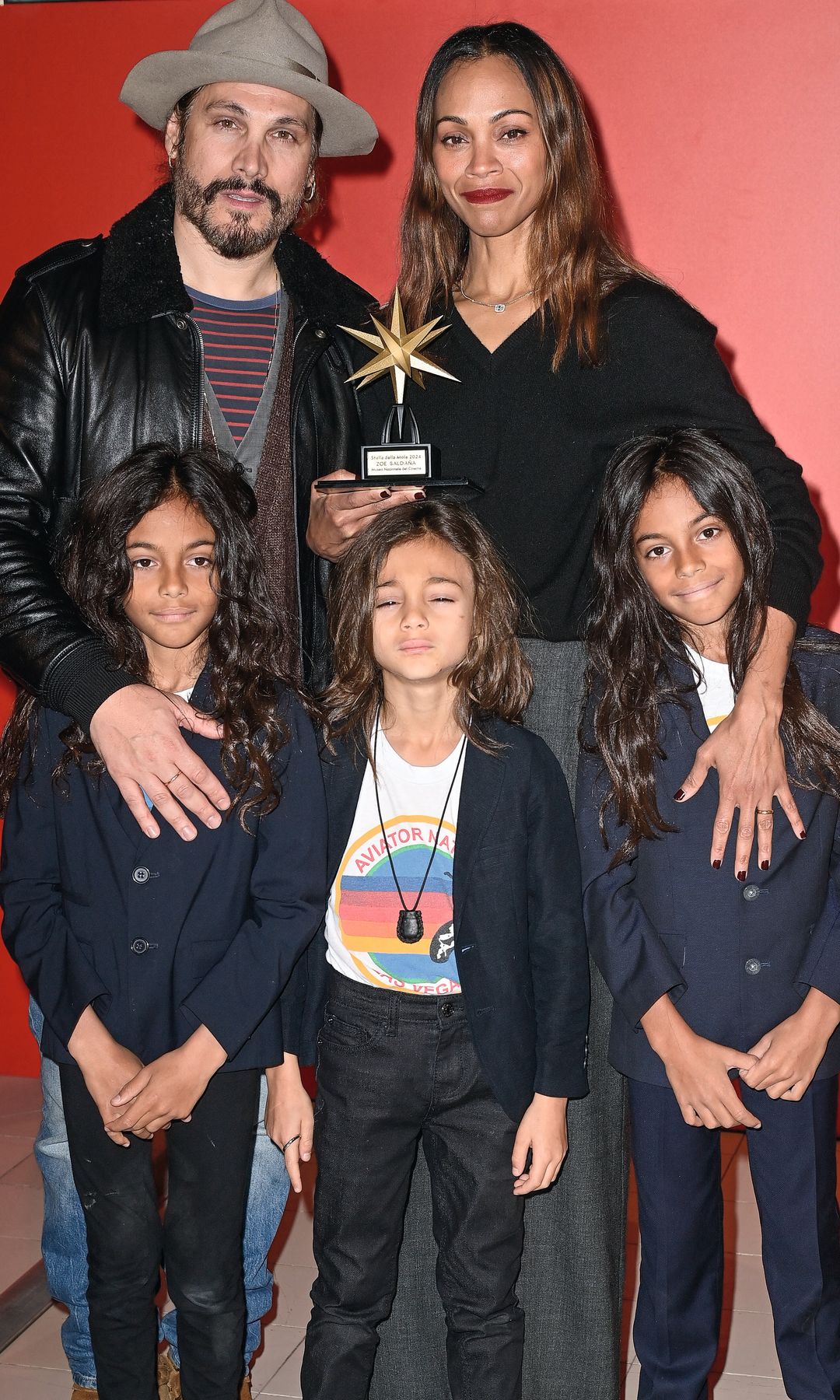 Zoe Saldana y su familia : está casada con el artista italiano Marco Perego-Saldaña y es madre de tres hijos: los gemelos, de diez años, Cy Aridio y Bowie Ezio, y Zen Anton, de siete