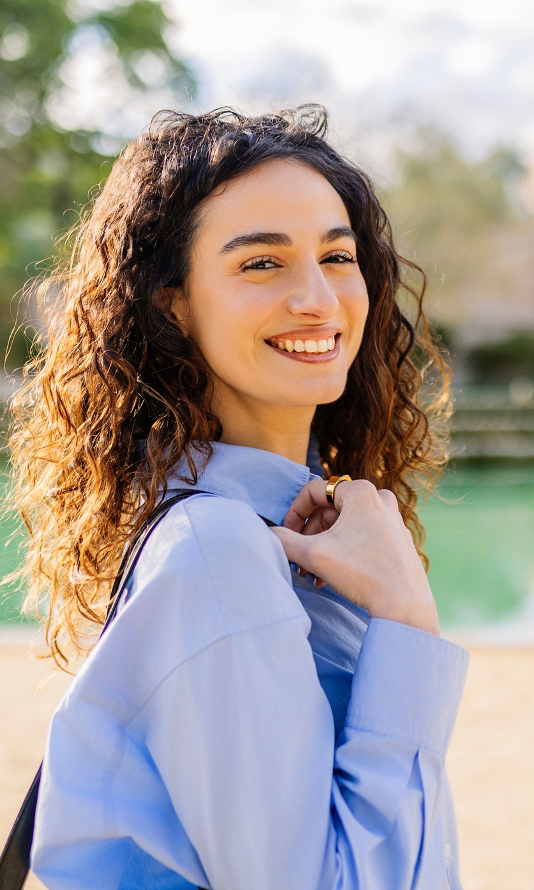 Mujer tranquila y feliz paseando por el Parque Ciudadela de Barcelona