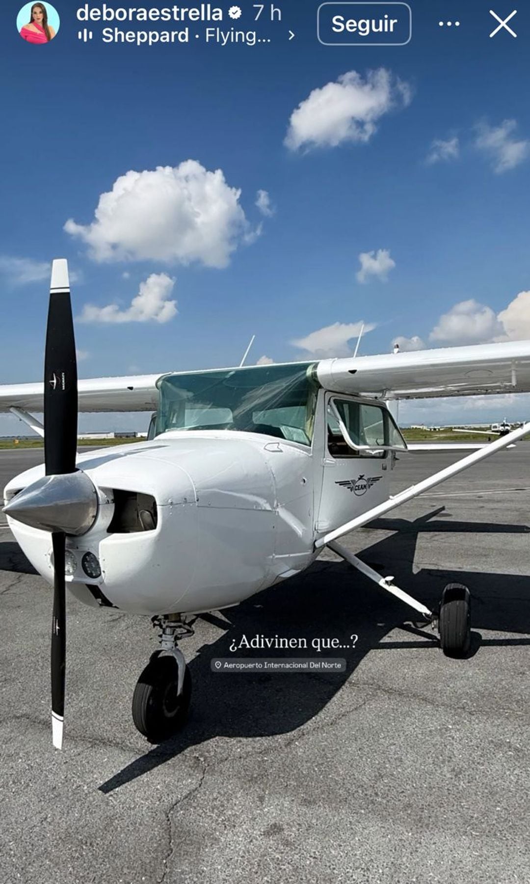 Débora compartió con sus seguidores esta imagen antes de abordar la avioneta en la que se accidentó