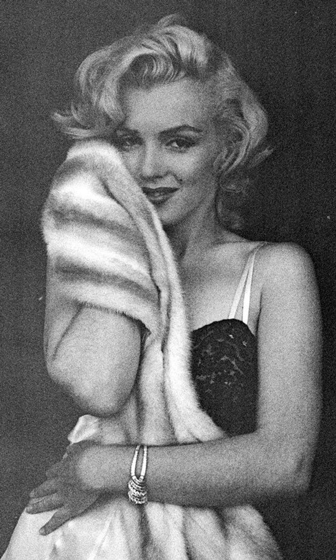 Marilyn Monroe con una estola