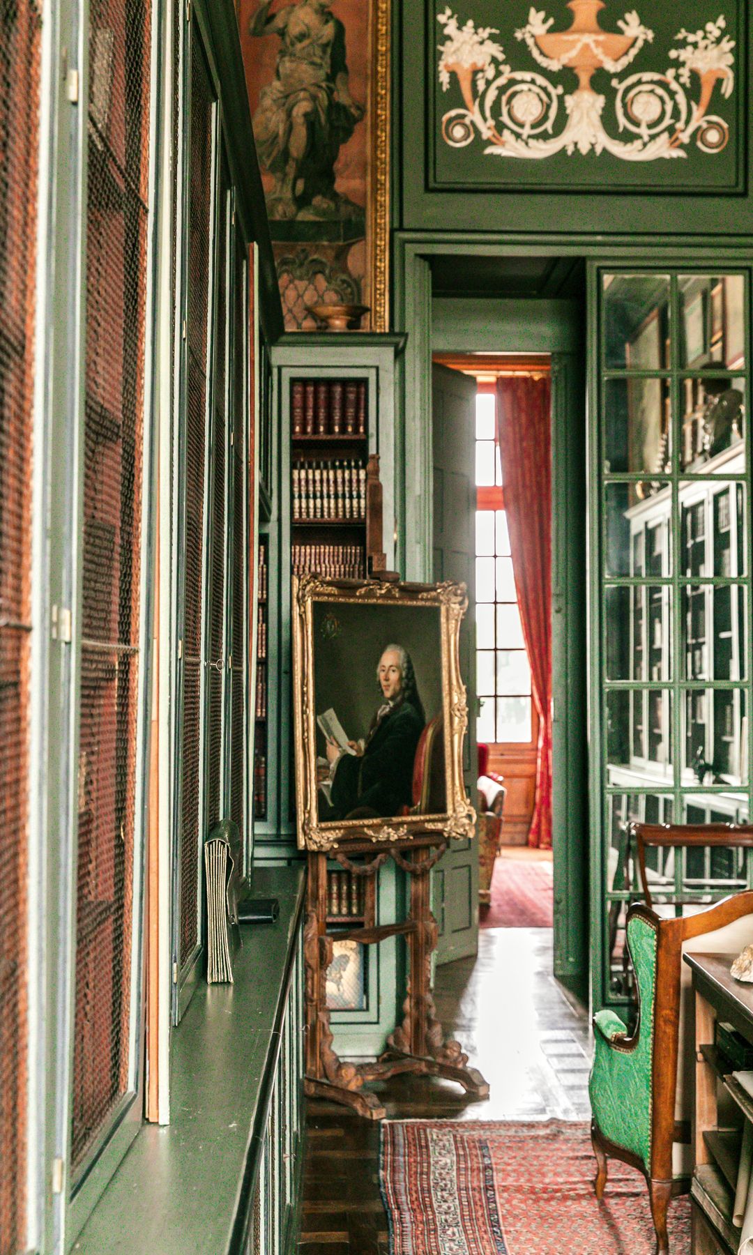 La imponente biblioteca, un espacio que impresiona por sus estanterías de madera verde, repletas de volúmenes antiguos e incluso incunables, verdaderos tesoros bibliográficos