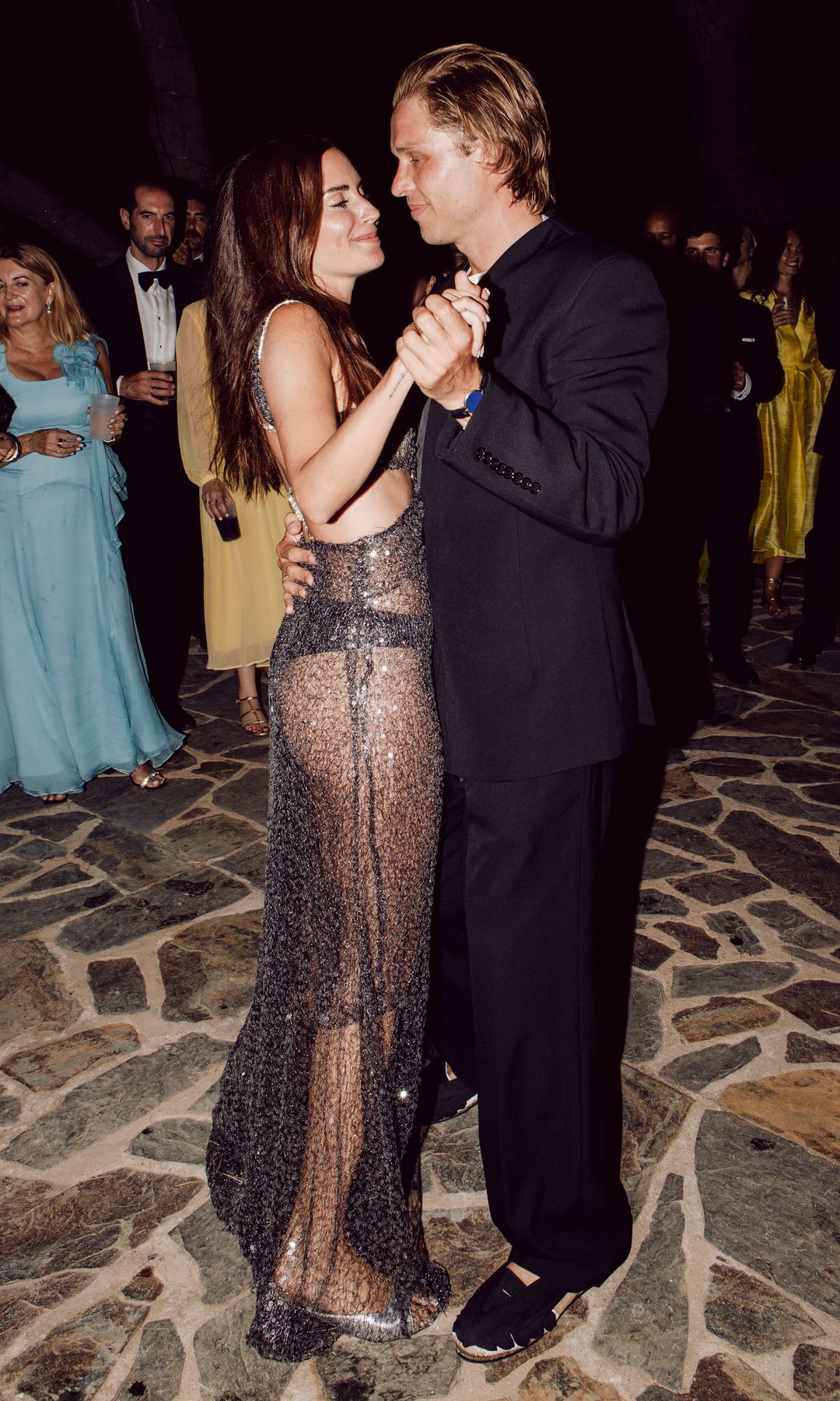 Gala con el vestido transparente de Isabel Marant que escogió para la fiesta de su boda, durante el primer baile con su marido