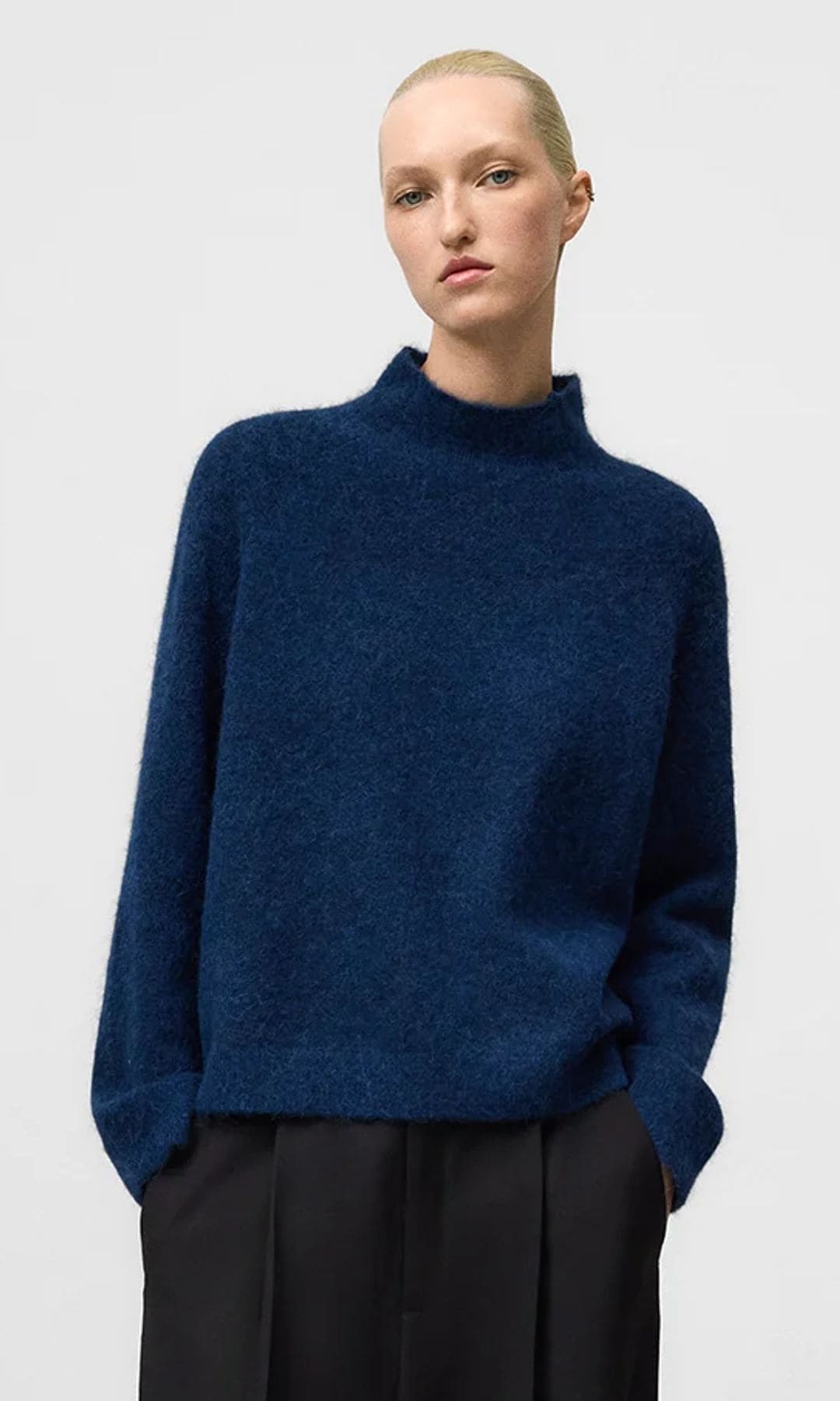 Jersey azul de punto con cuello chimenea