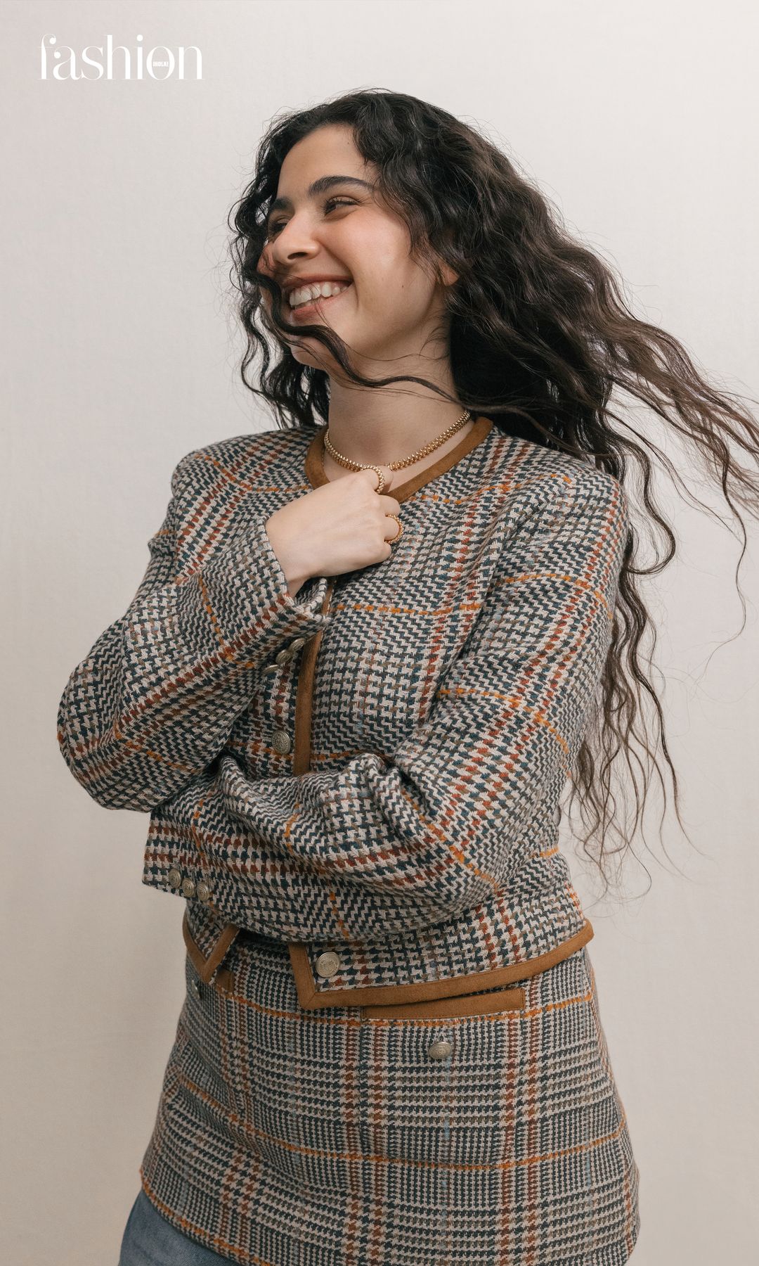 Silvana ha encontrado en la moda una poderosa fuente de expresión. En esta imagen, luce un conjunto de cuadros de Tommy Hilfiger, jugando con capas y combinándolo con unos jeans vintage que aportan un toque de estilo retro. Para completar su look, lleva anillos y un collar de la colección «Clash» de Cartier.