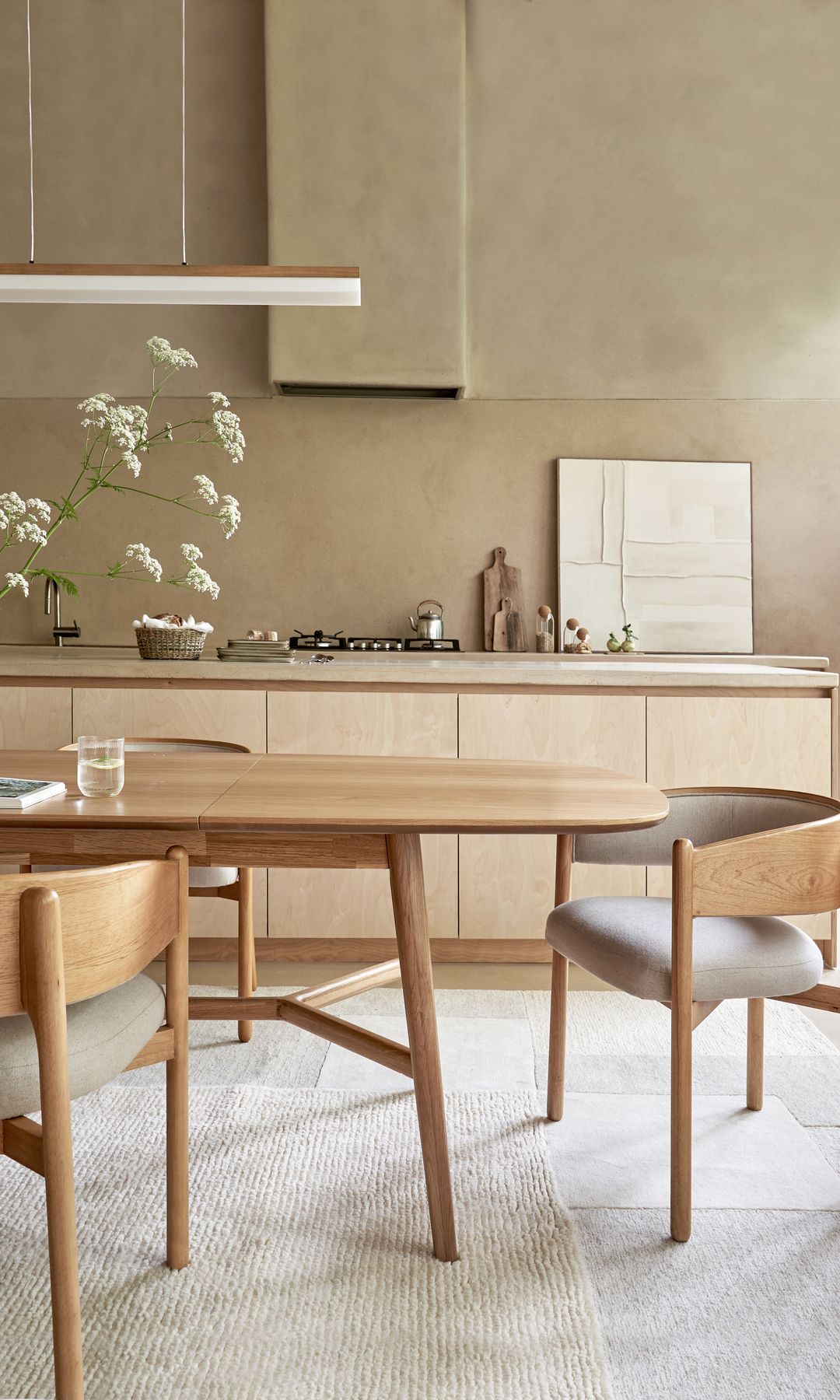 Cocina decorada en verdes y tonos neutros