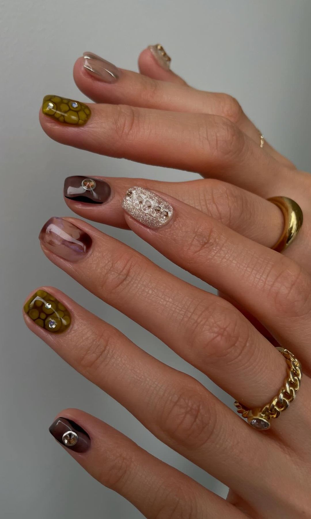 Manicura bohemia con detalles variados