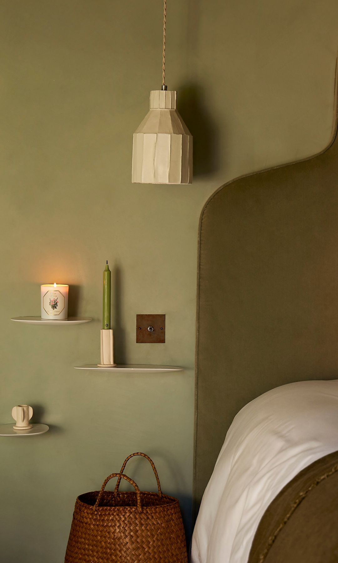 Dormitorio con estantes junto a la cama