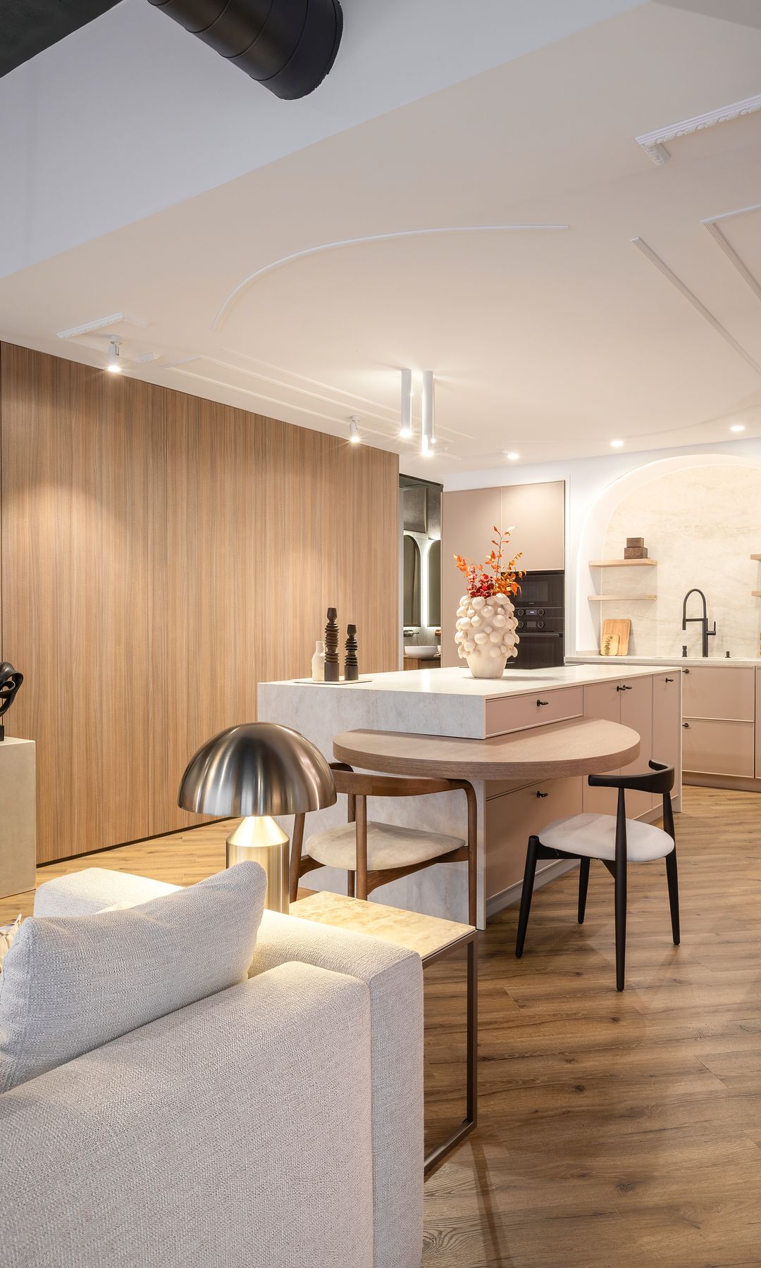 Proyecto con mini mesa adosada a la isla de la cocina, proyecto de LC Interiores