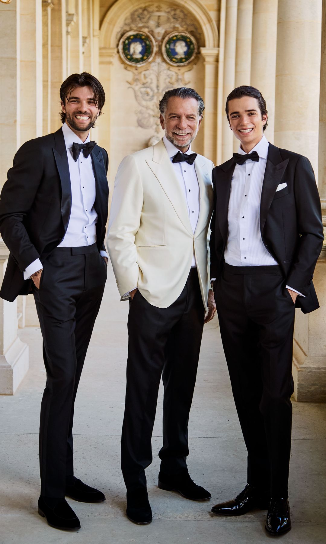 Bill Saad junto a sus dos hijos, Julian y Jamie, en una fotografía
