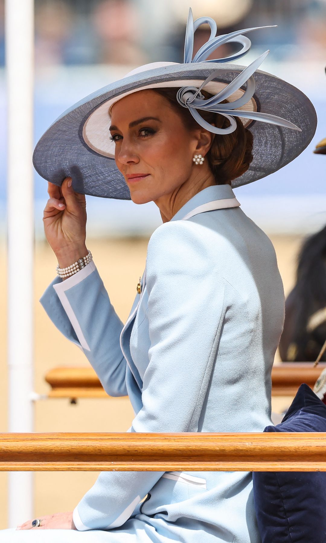 Kate Middleton rinde tributo a Lady Di con un vestido de inspiración 'vintage' que recuerda al icónico look de 1987