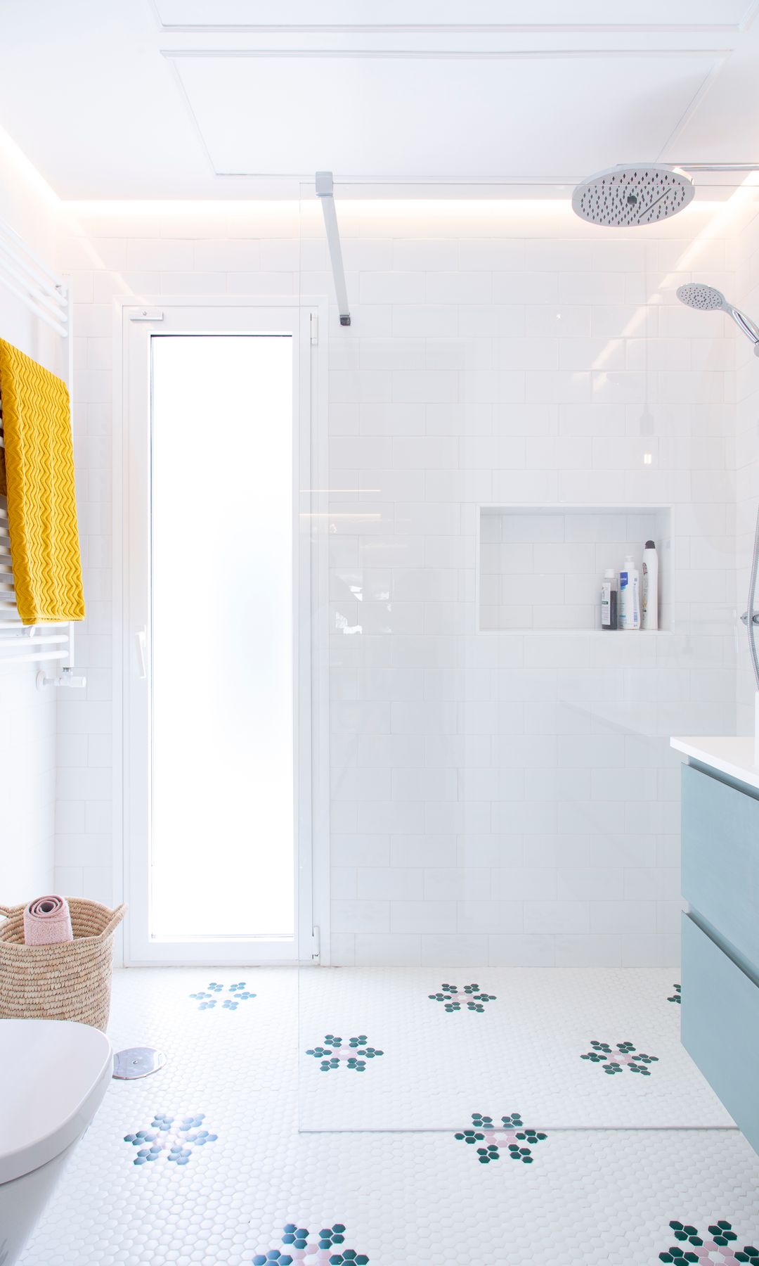 Suelo del baño con mosaico de flores
