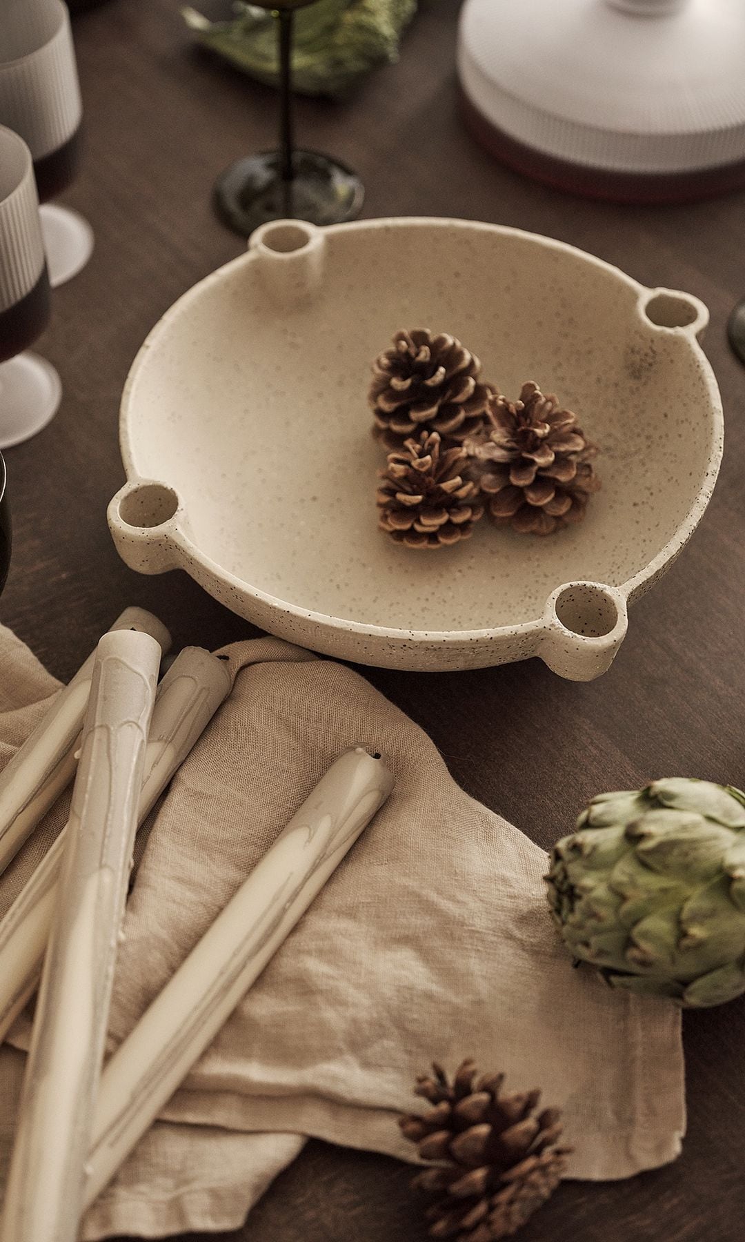 Adornos mesa Navidad con candelabros, velas, recipientes, piñas y copas