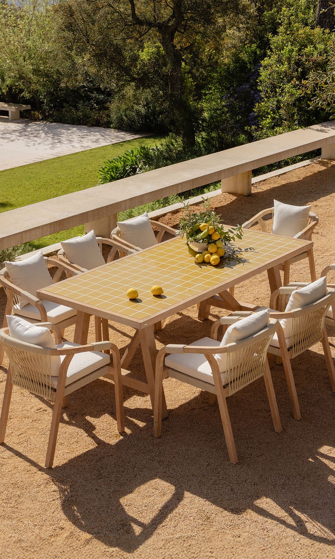 Comedor exterior con mesa amarilla