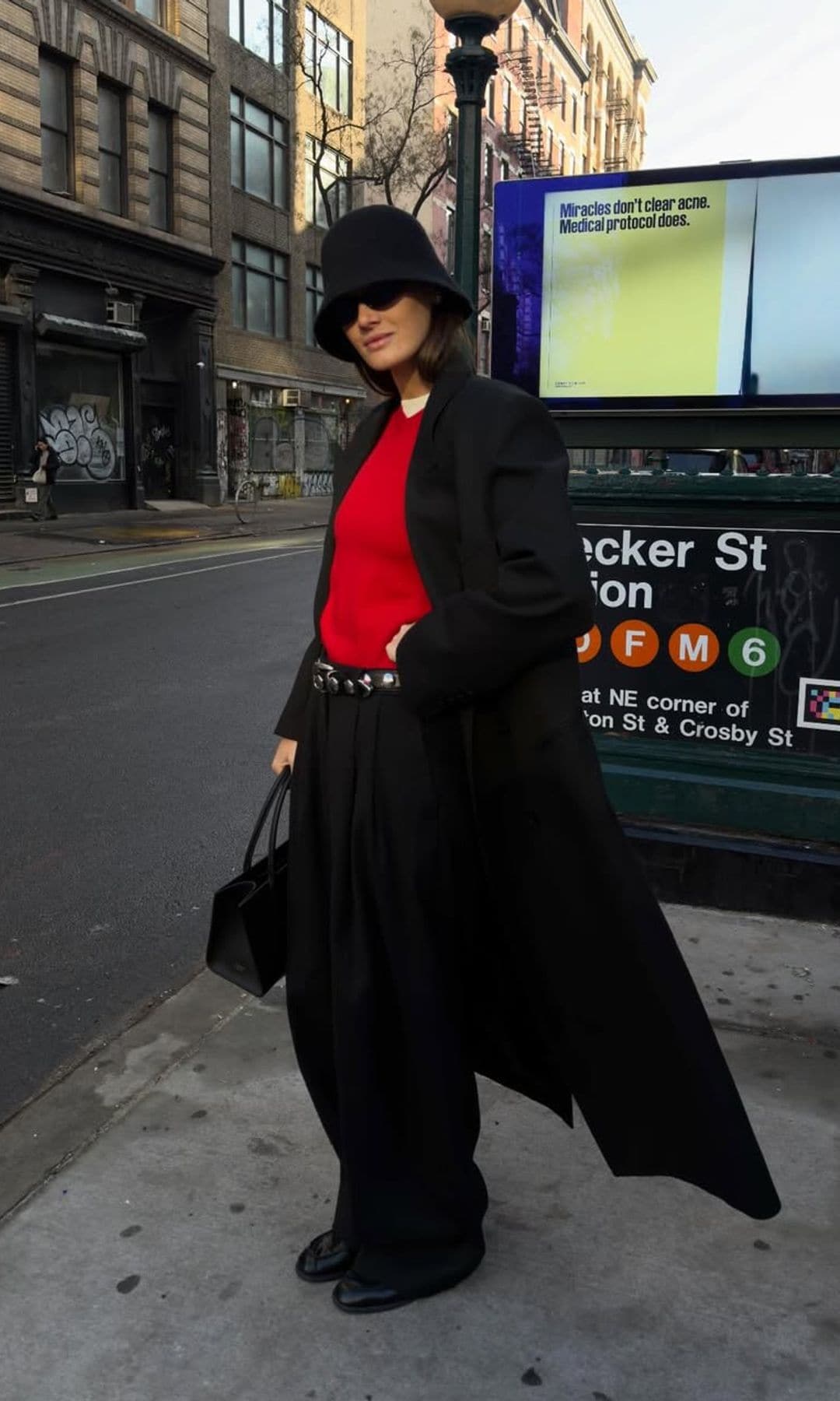 los pantalones negros son mi básico, pero jamás los llevaría en estos 5 planes