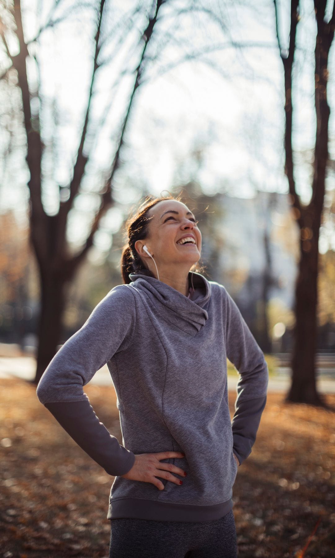 Mujer dando un paseo para empezar el día con energía