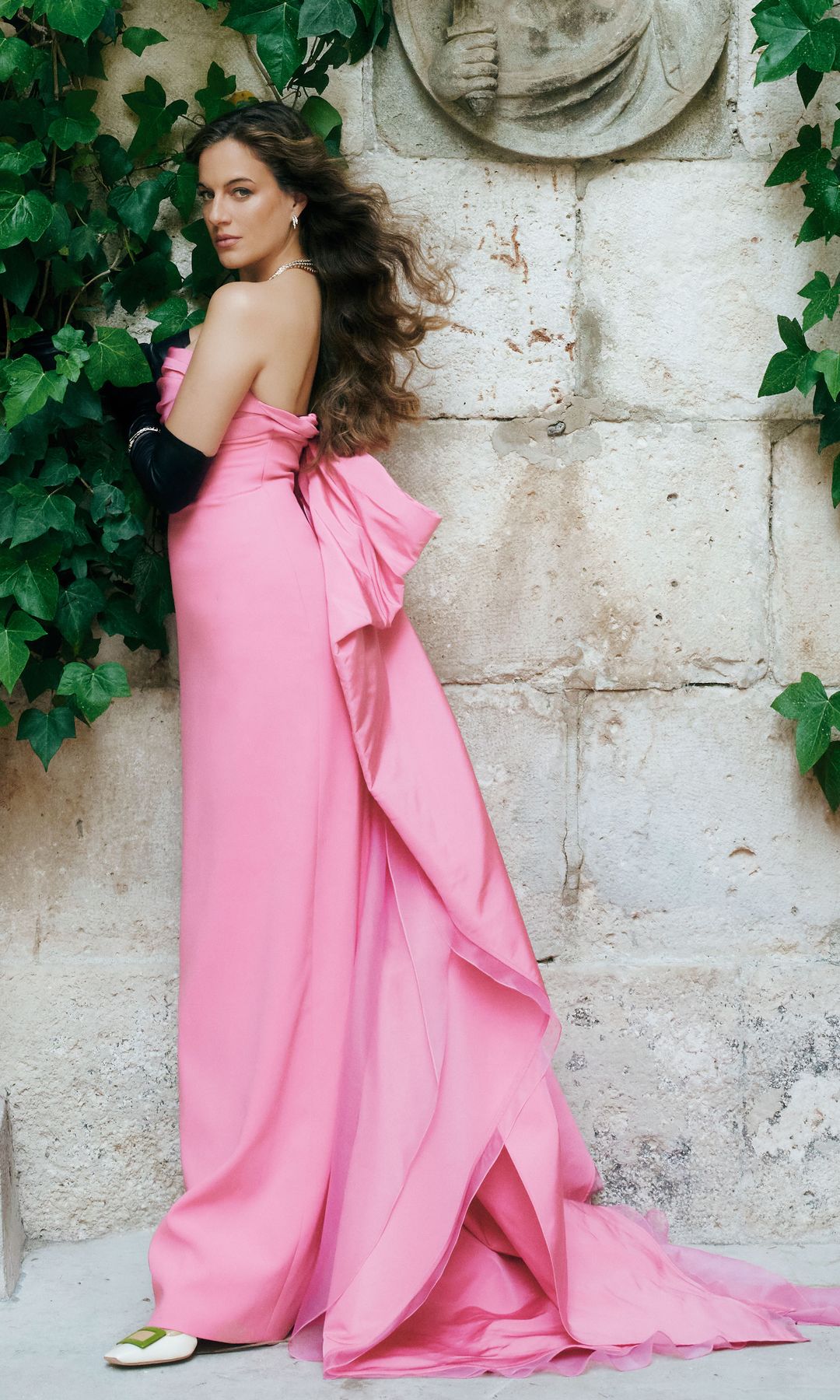 Espíritu "Gilda": Con este vestido rosa de Carolina Herrera, Cleo recuerda a la icónica actriz Rita Hayworth. Lo combina con guantes, de Ze García; zapatos, de Roger Vivier, y joyas, de Bvlgari