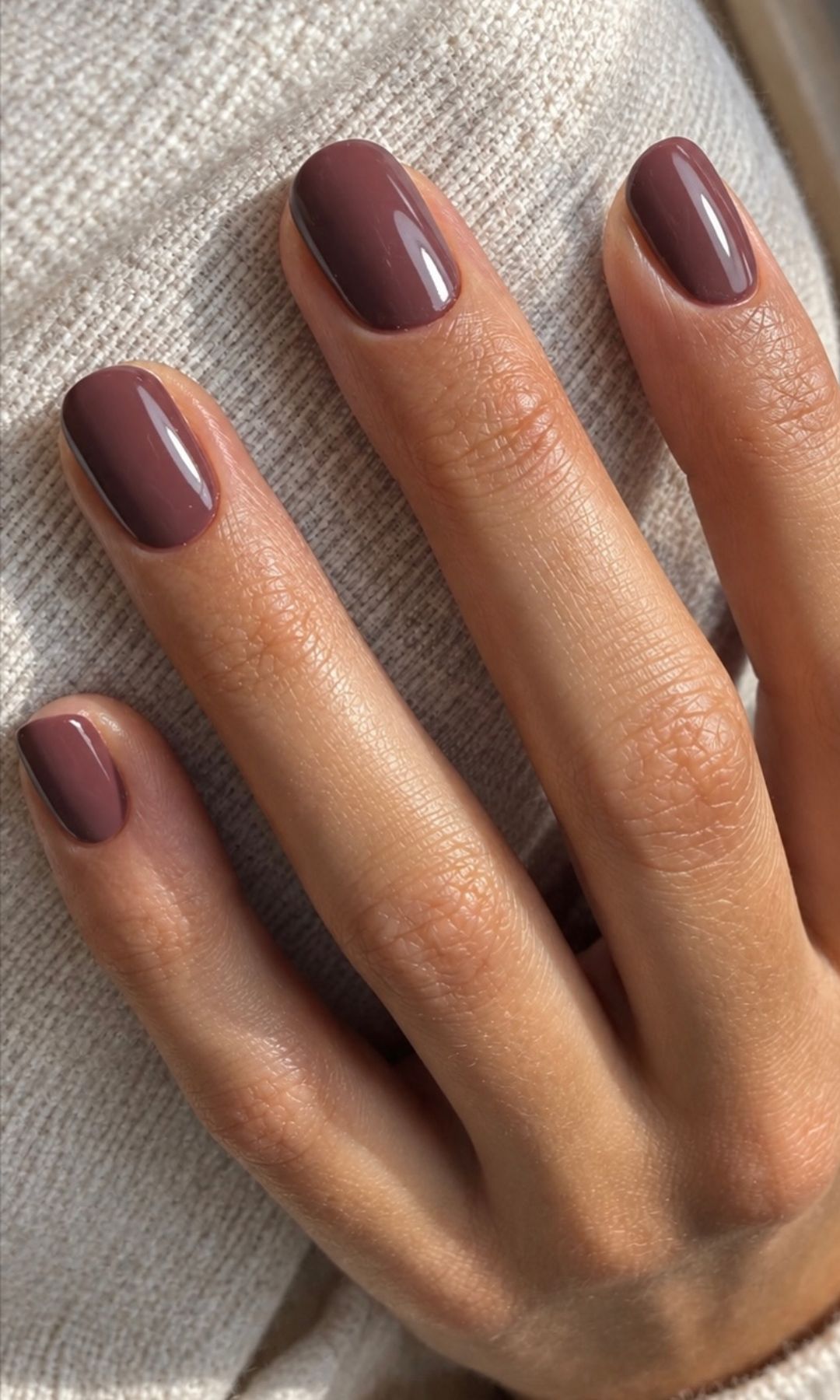Manicura en color marrón