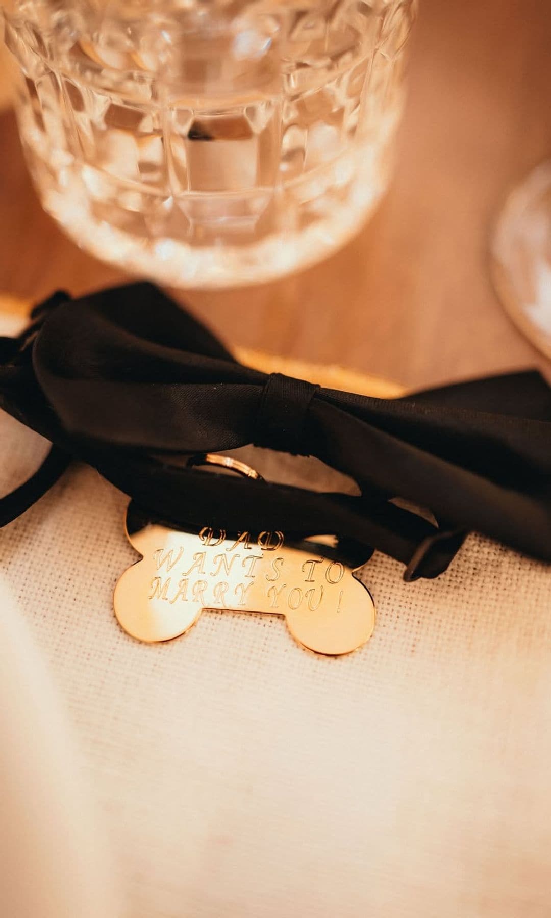 Leo, el perro de la pareja fue el encargado de transportar el mensaje.