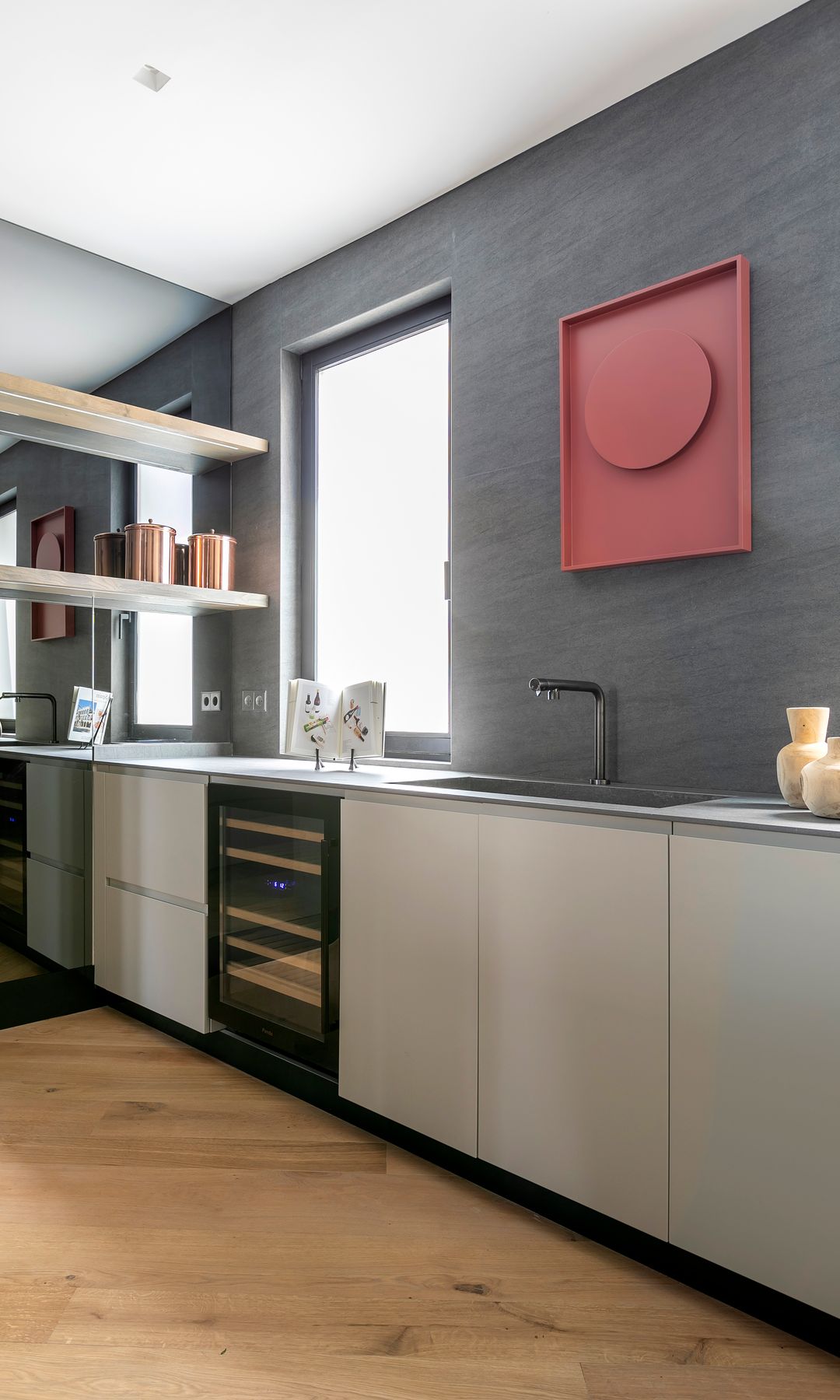 Vinoteca integrada en los muebles bajos de la cocina