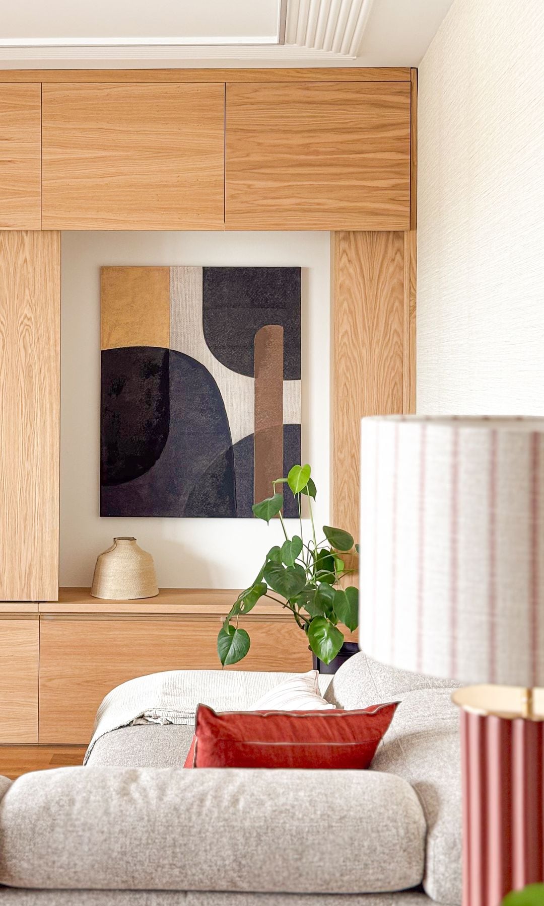 Salón con mueble a medida y cuadro moderno