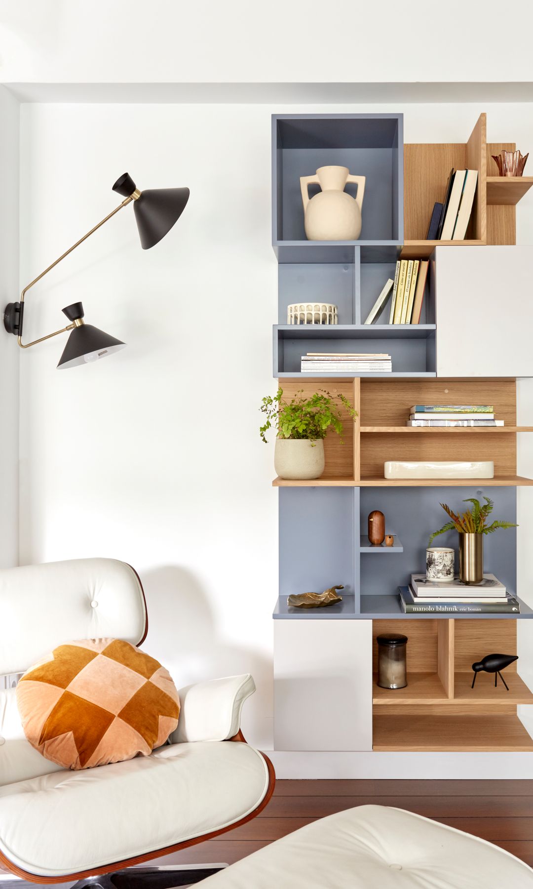 Rincón de lectura con estantería