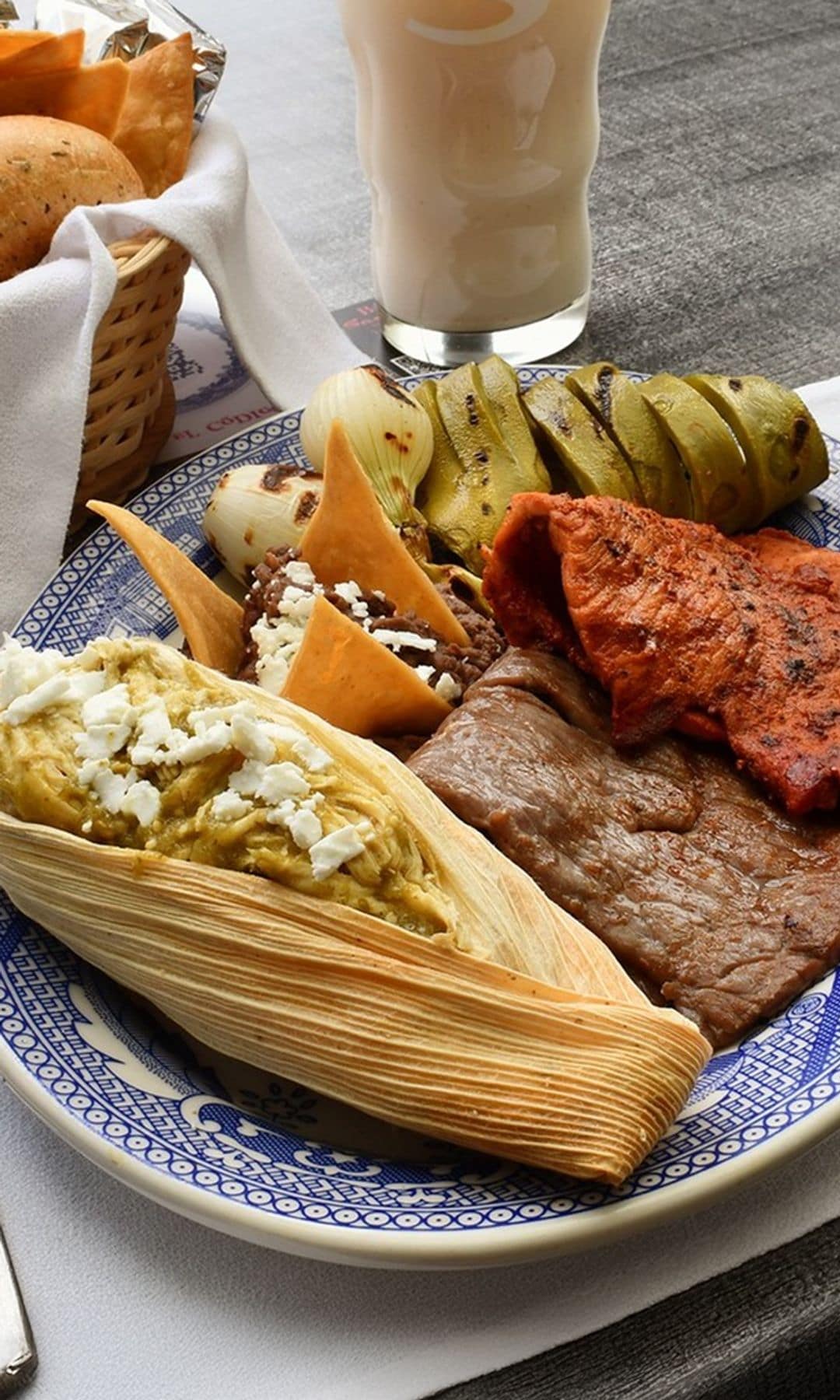  Acompaña este platillo con cebollitas preparadas y nopales.