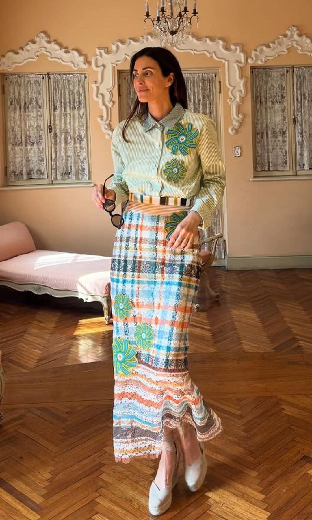 Sassa de Osma vuelve a Lima por Navidad y se rinde al color en un guiño a sus raíces