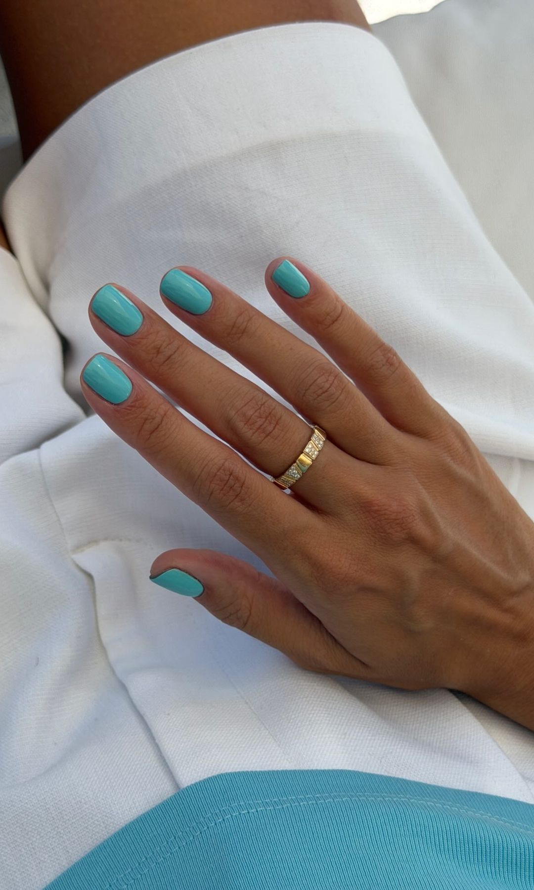 Manicura en azul turquesa