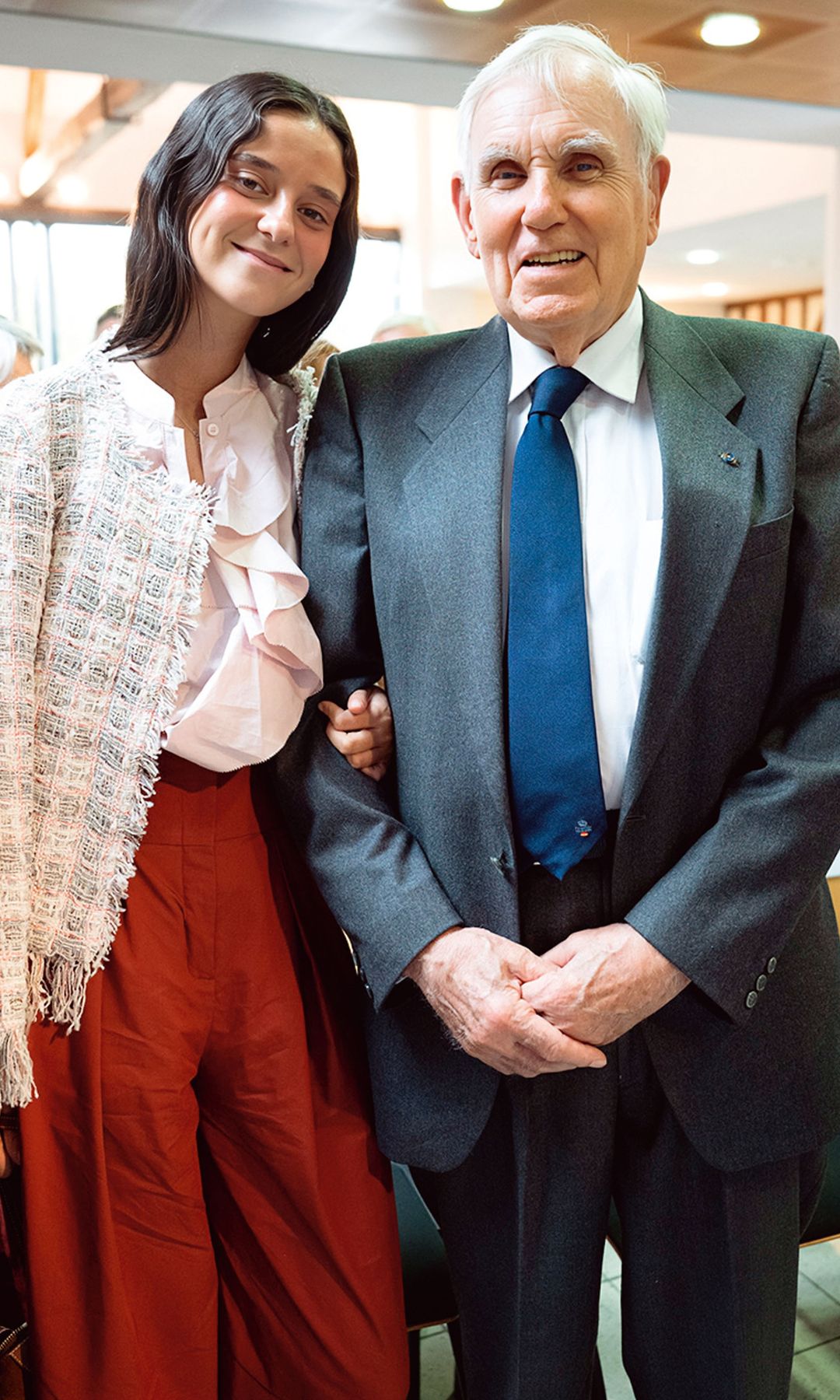 Victoria Marichalar apoyando a su abuelo