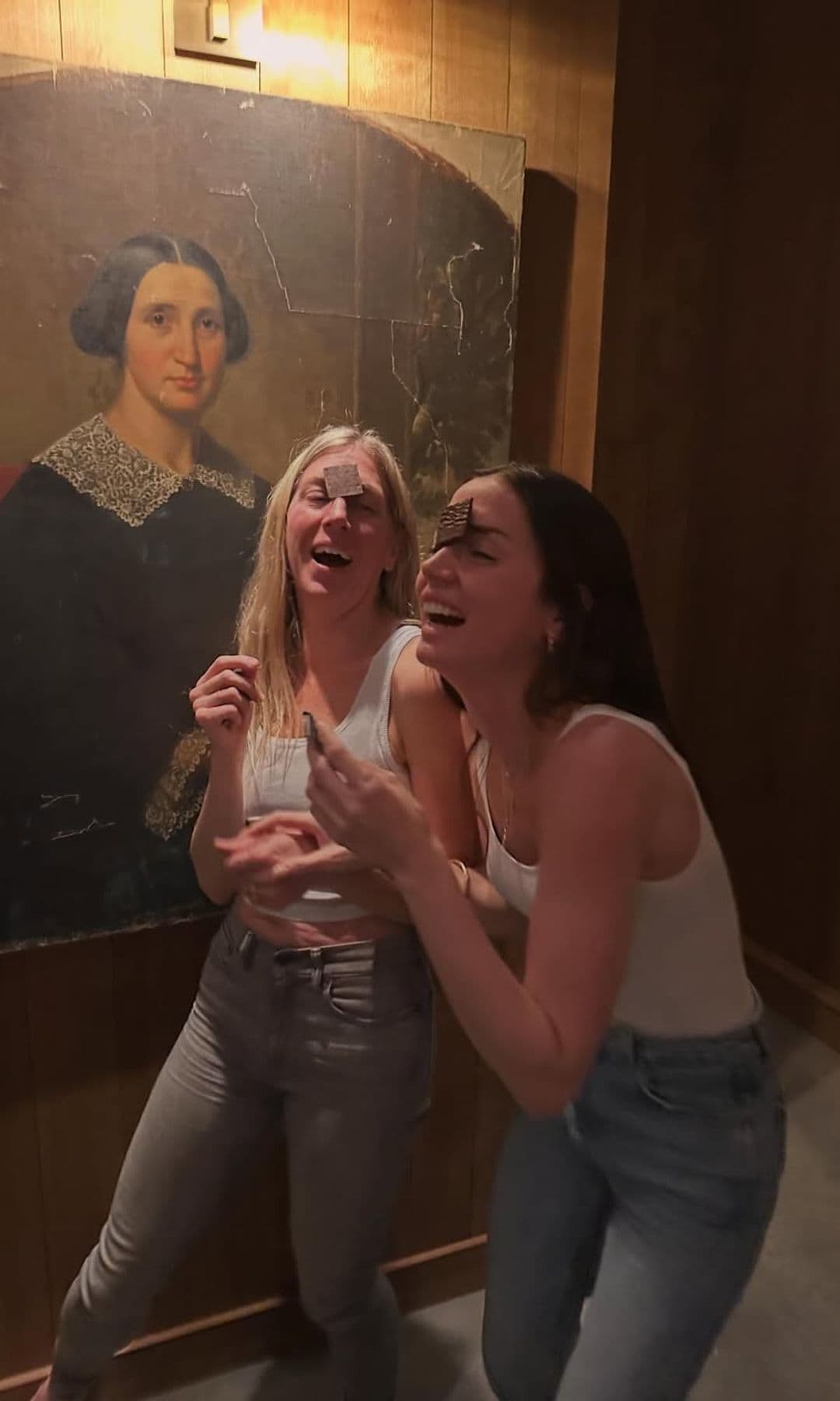 Ana de Armas con una amiga