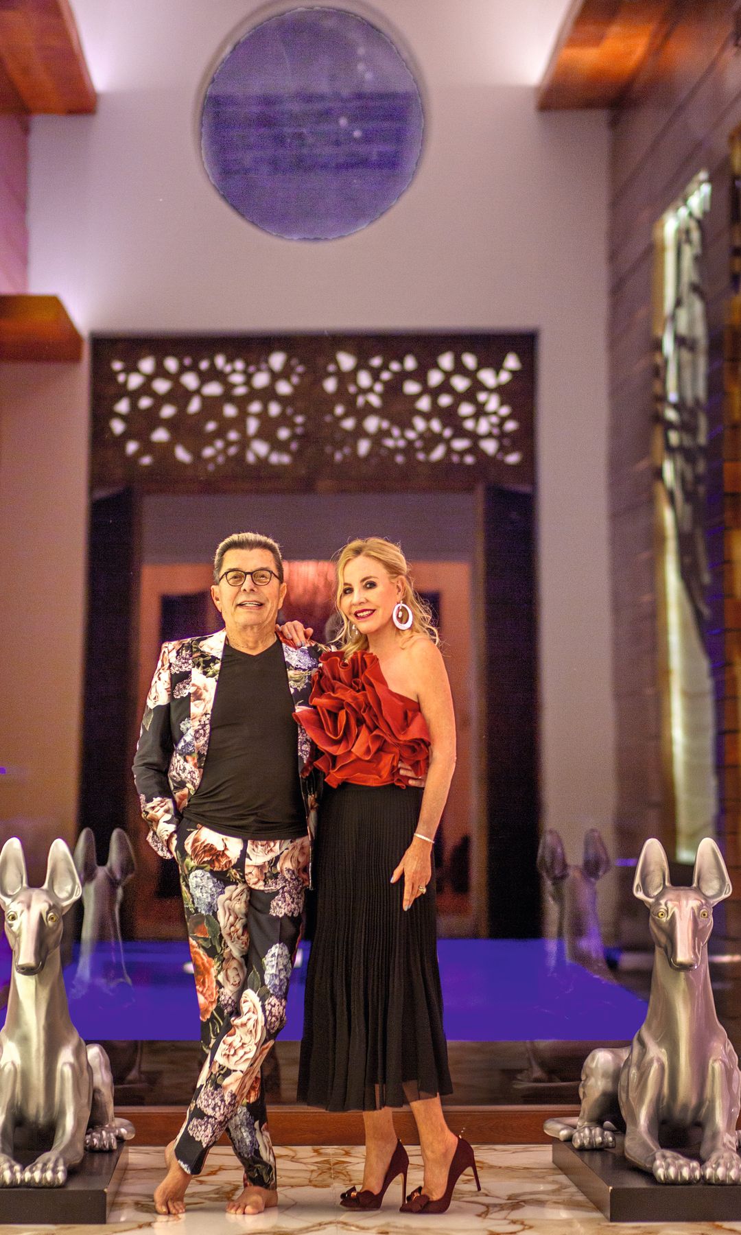 Ernesto y Gabriela posan de noche junto a la piscina 