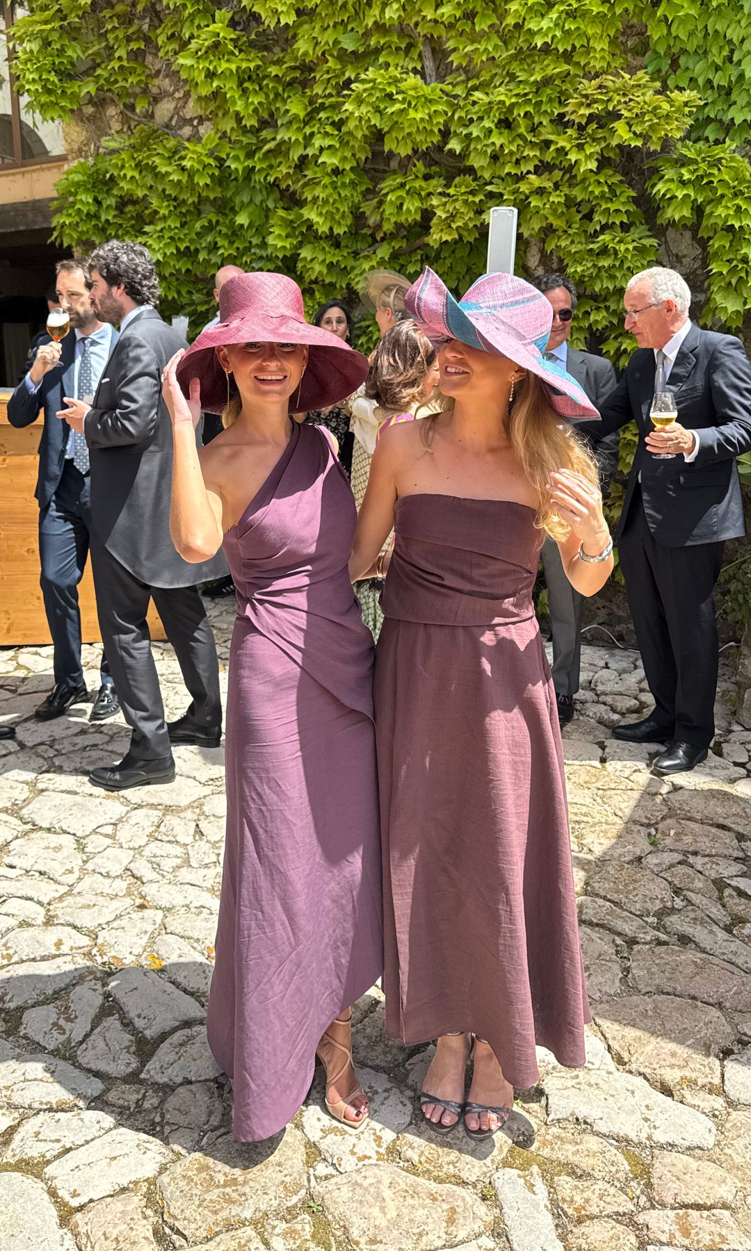 Invitadas con tocado