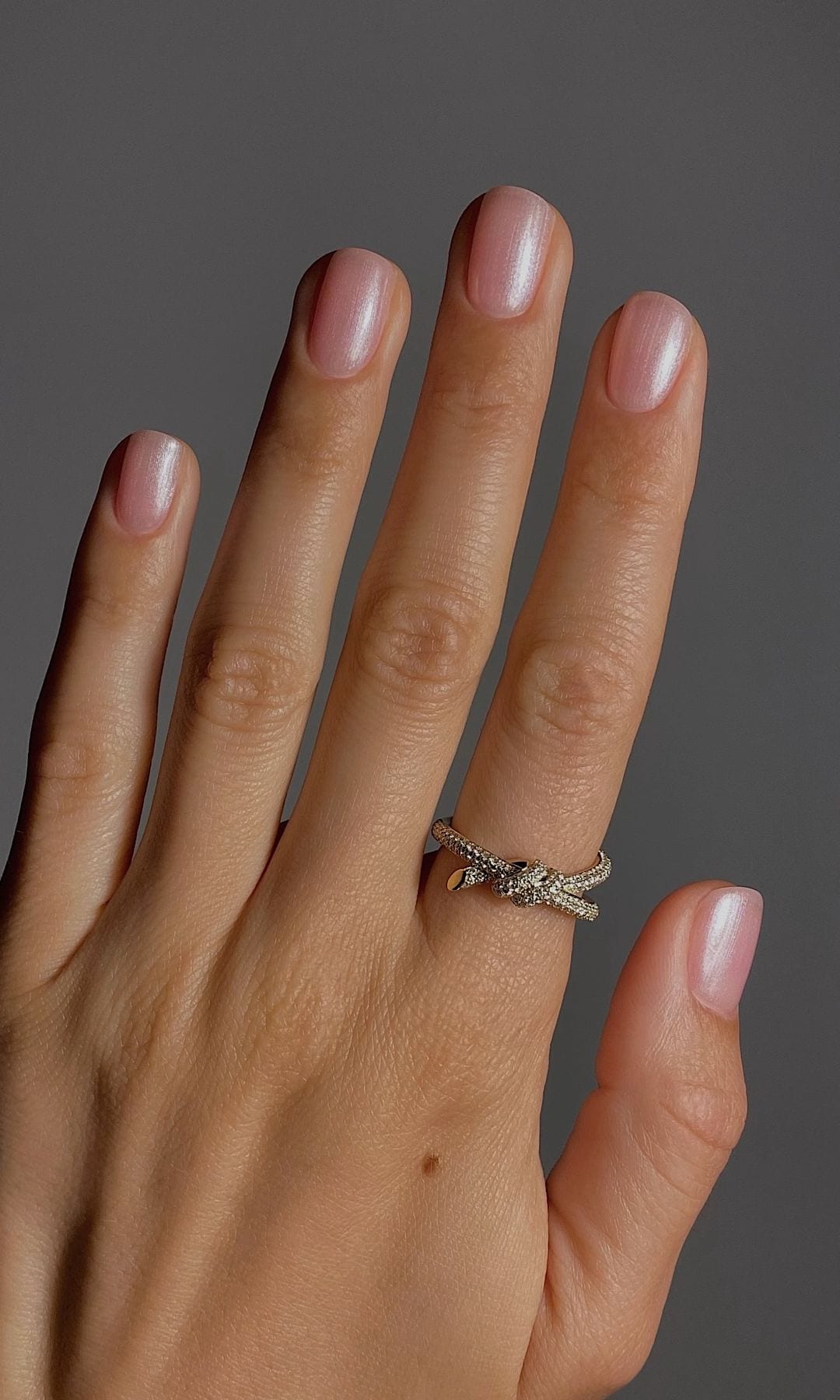Manicura rosa con brillo