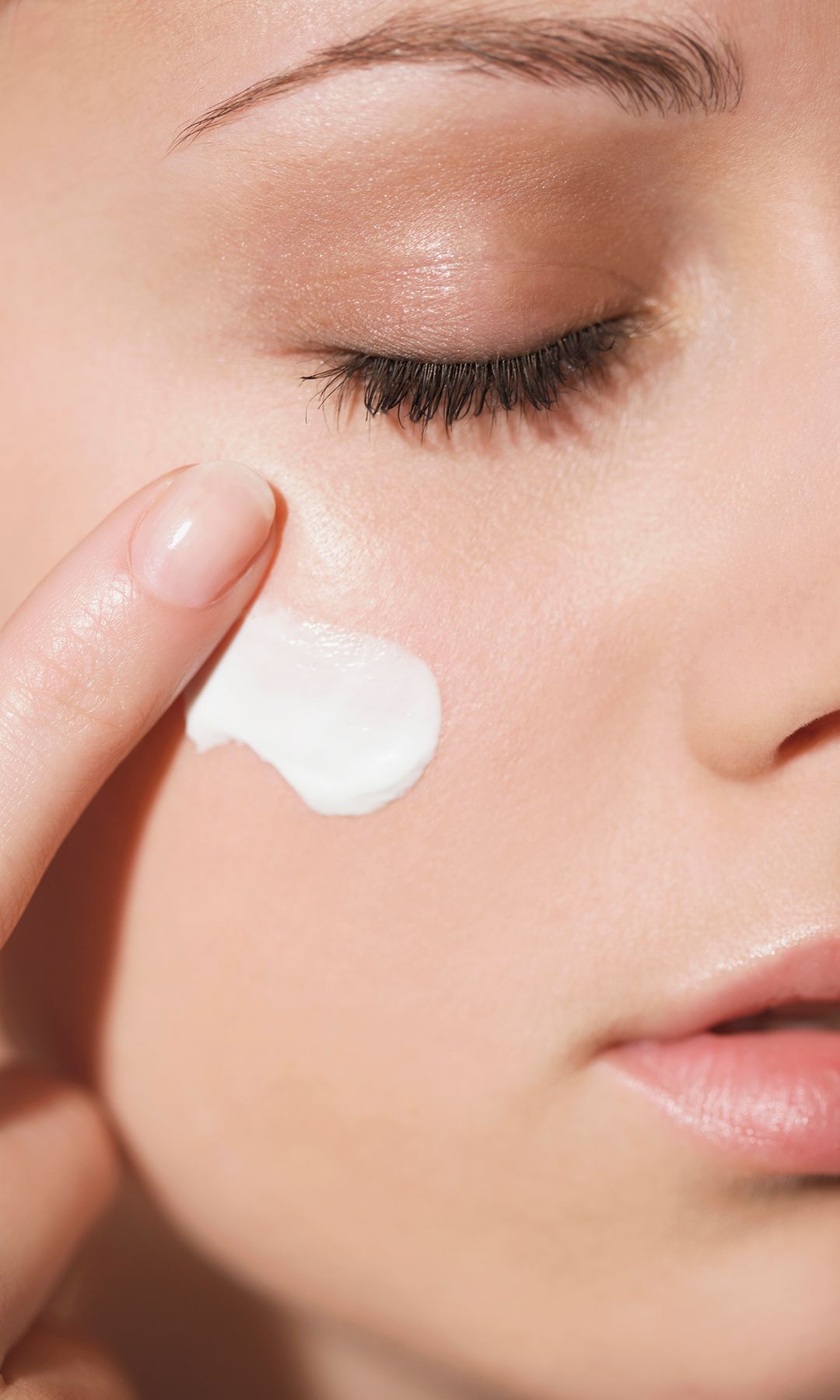 Mujer con crema sobre el rostro 