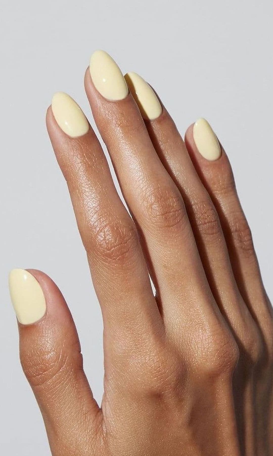 Manicura amarilla mantequilla