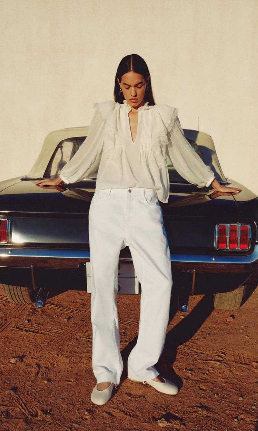 camisa blanca de volantes con pantalones blancos
