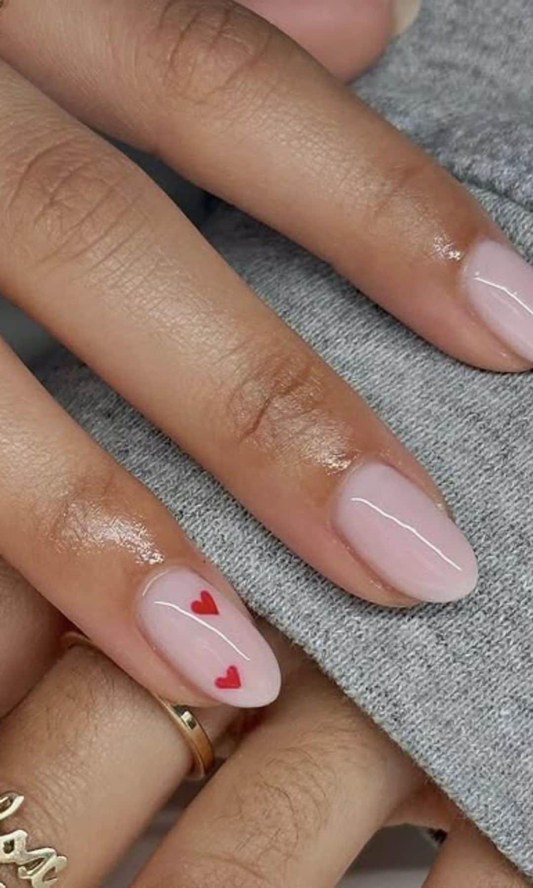 Manicura rosa con corazones
