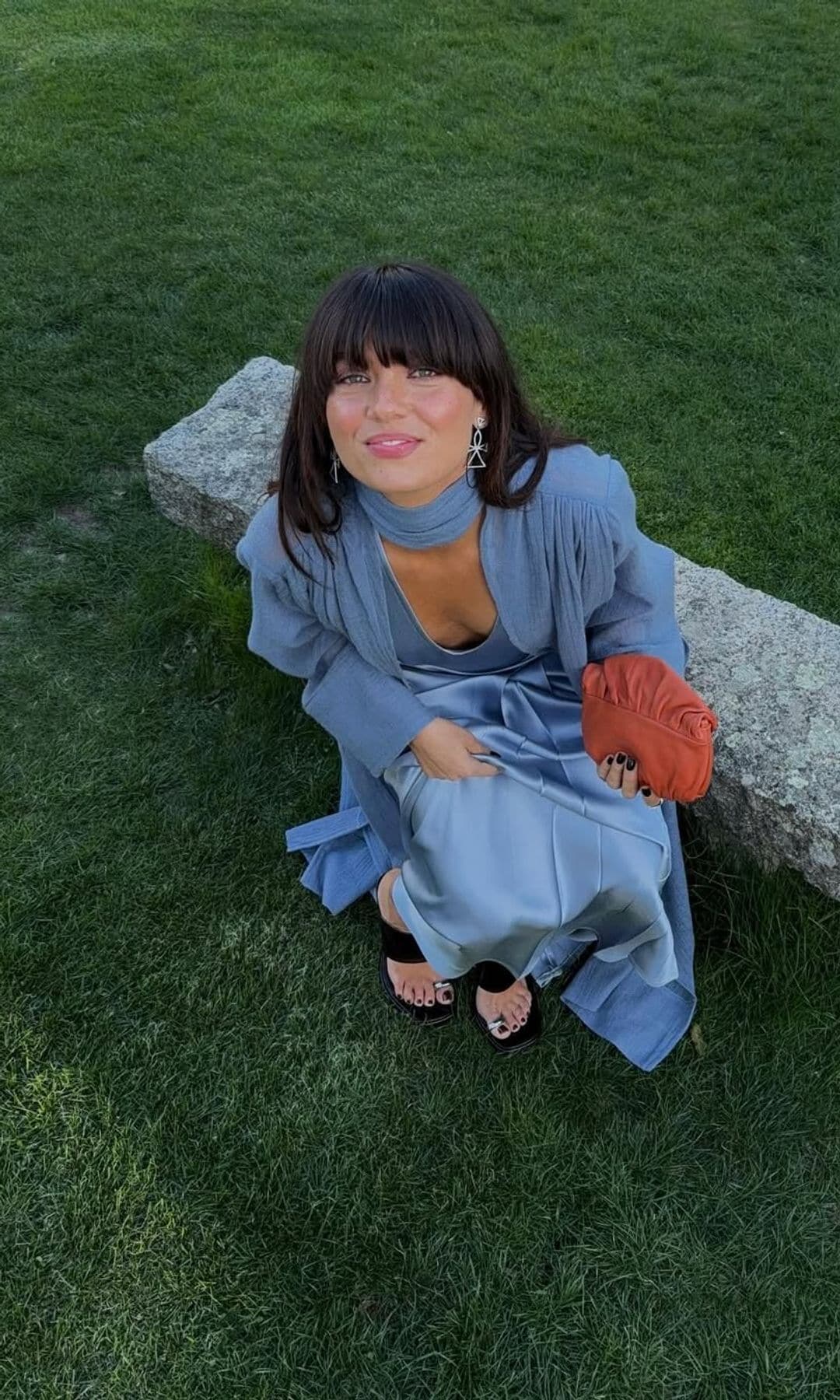 Influencer Tina con look de invitada
