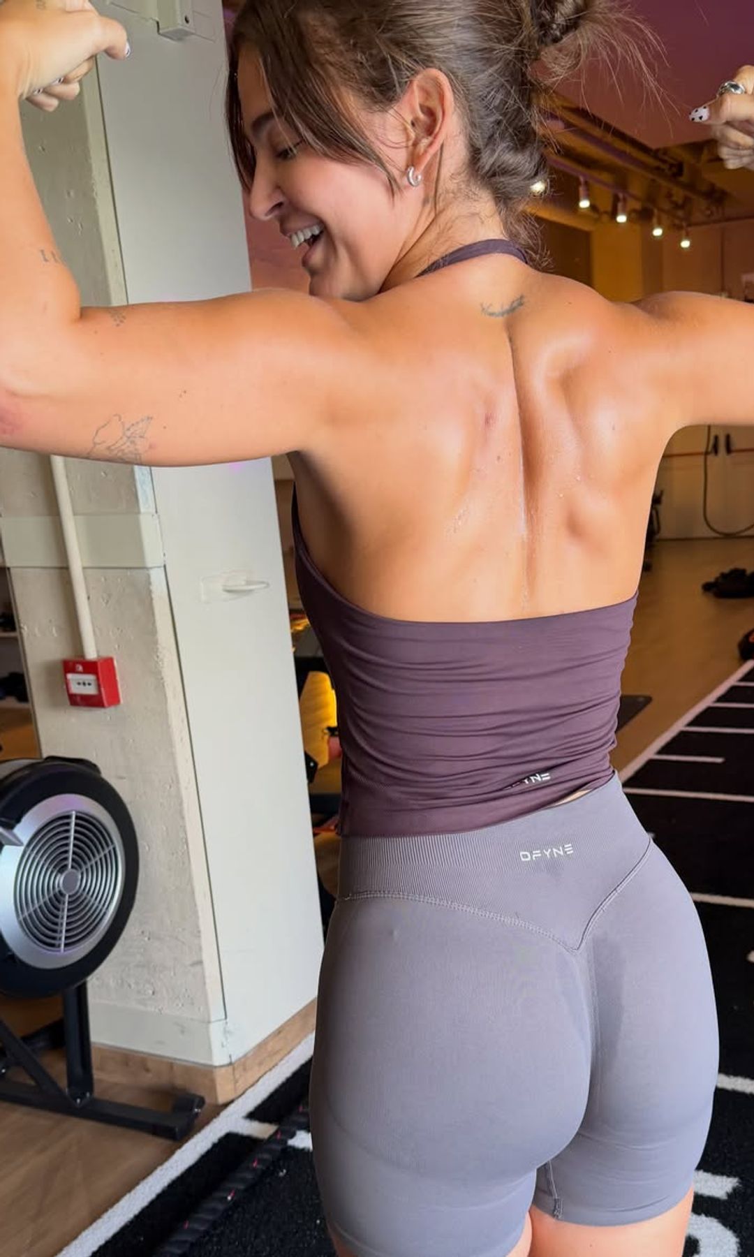 Laura Escanes presume de espalda en el gimnasio
