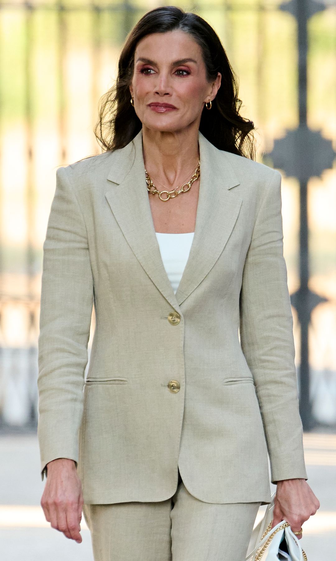 La joya que une a la reina Letizia y Kate Middleton, el collar de eslabones: "Elevan los looks y son para mujeres con fuerza, seguridad y carácter"