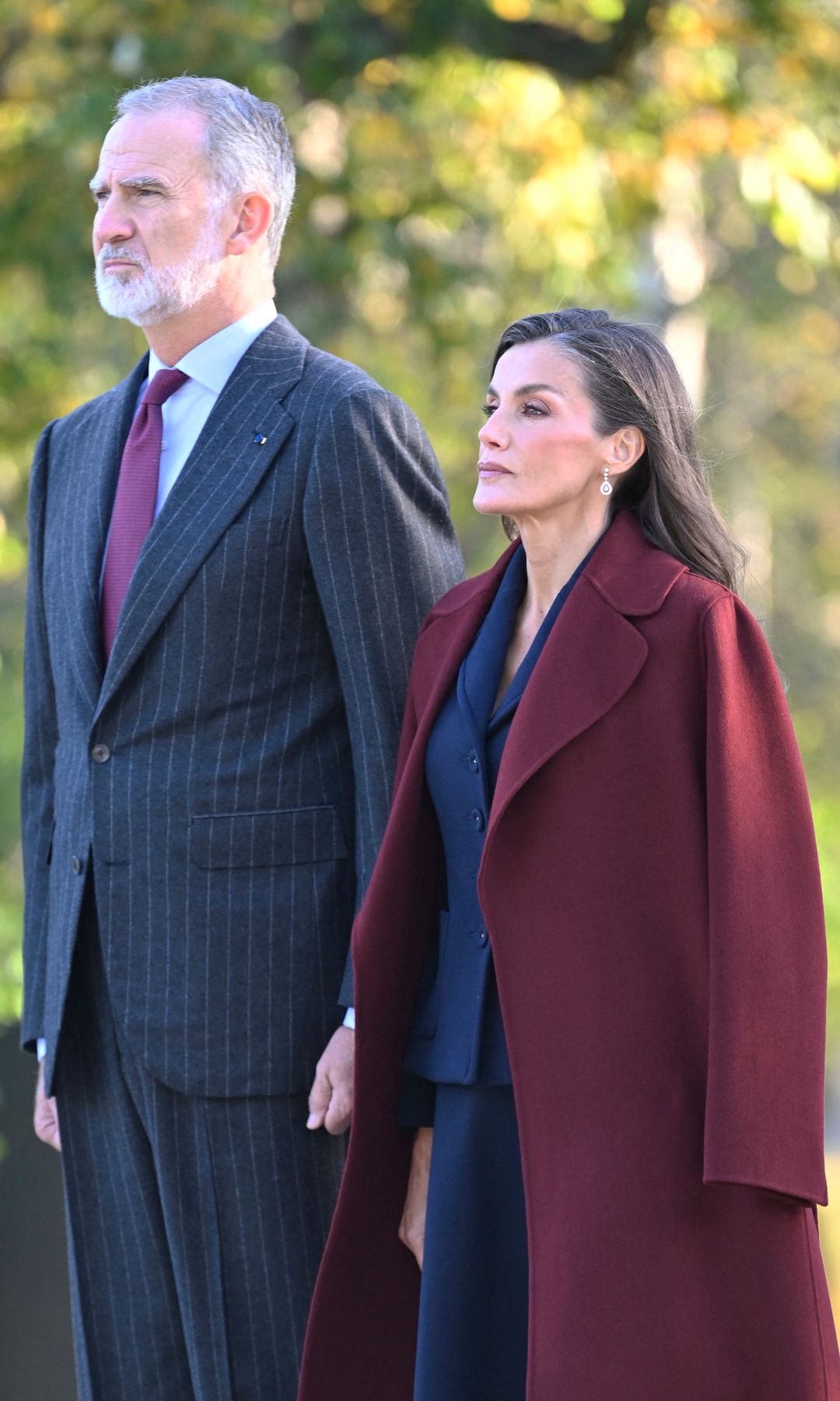 La reina Letizia estrena el abrigo todoterreno del otoño 2026: oversized, masculino y en color burdeos