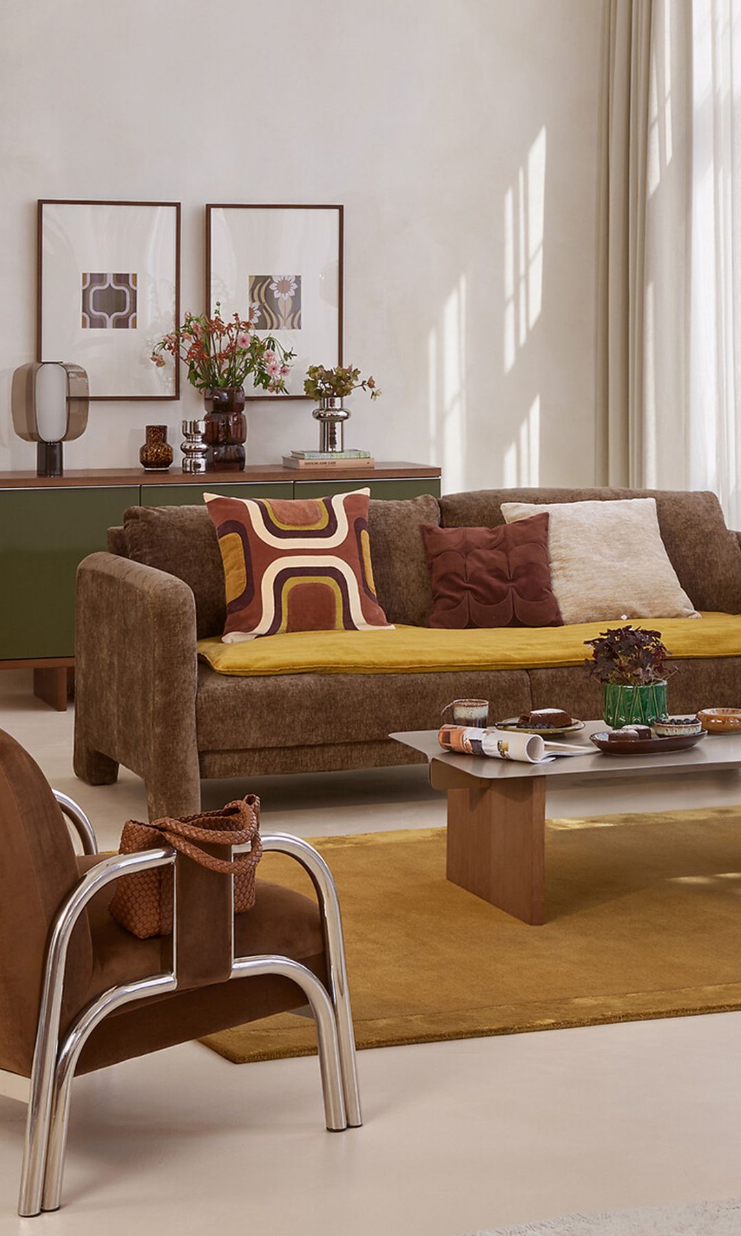 Salón con sofá marrón, alfombra, cojines y cortinas blancas
