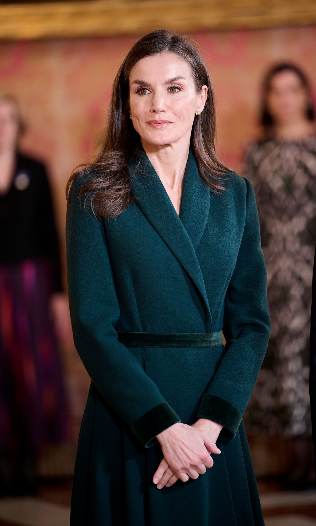 Para la cena con el presidente de Portugal, Letizia eligió un abrigo verde pino.