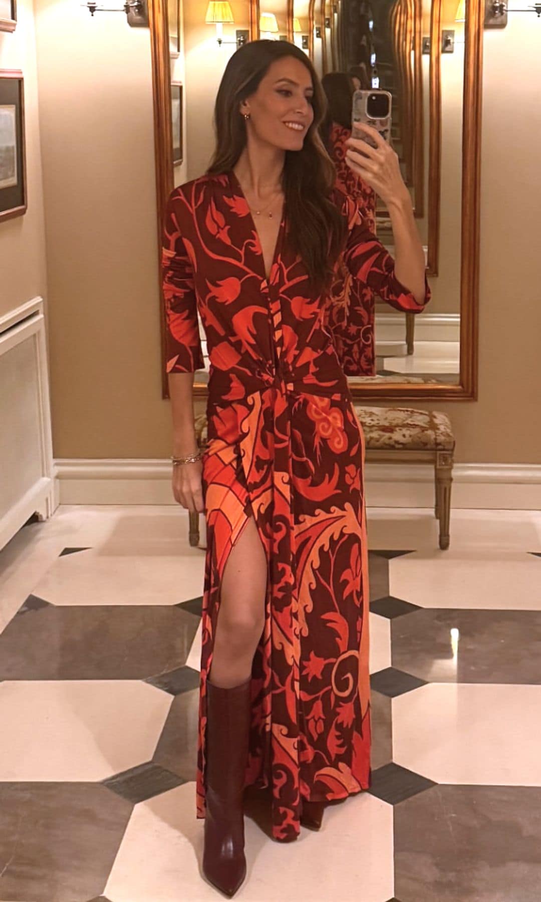 Ana Boyer sorprende con un vestido festivalero de inspiración tropical en una cena en Madrid