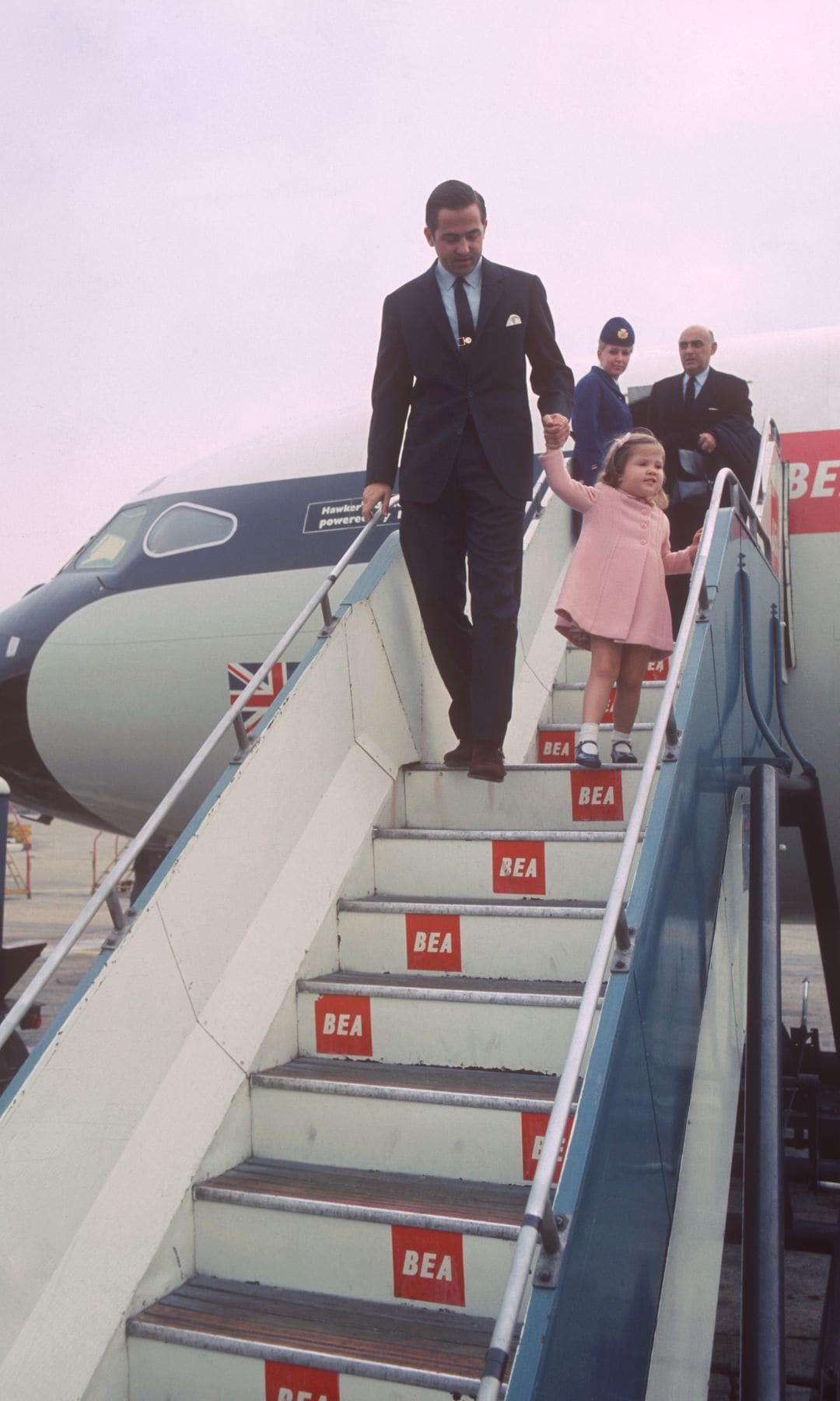 El rey Constantino y la princesa Alexia llegan al aeropuerto de Heathrow en Londres, en mayo de 1968