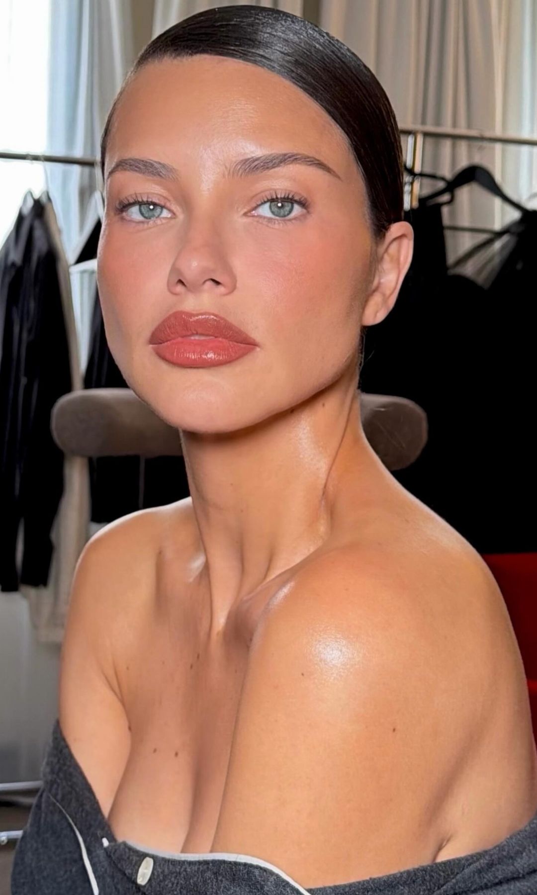 Adriana Lima con maquillaje de Patrick Ta y escote barco