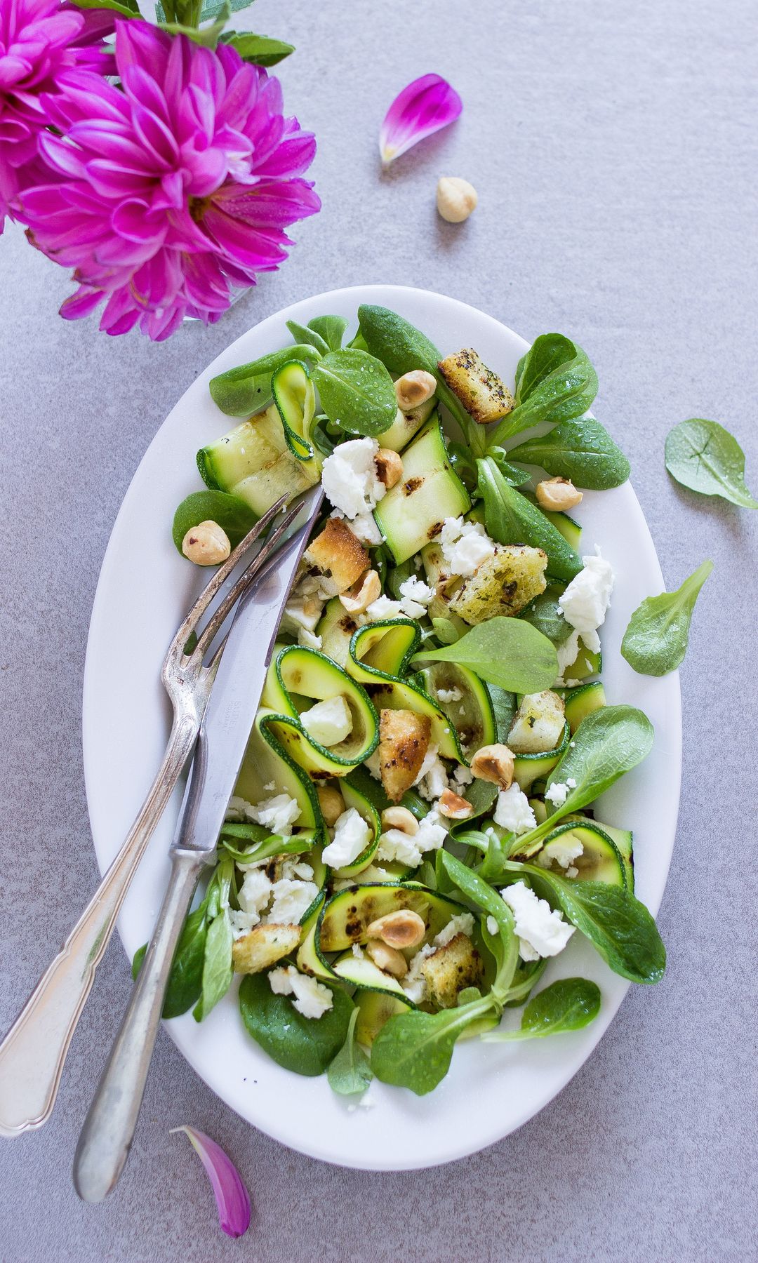 Ensalada con queso de cabra, vegetales de hoja verde y frutos secos