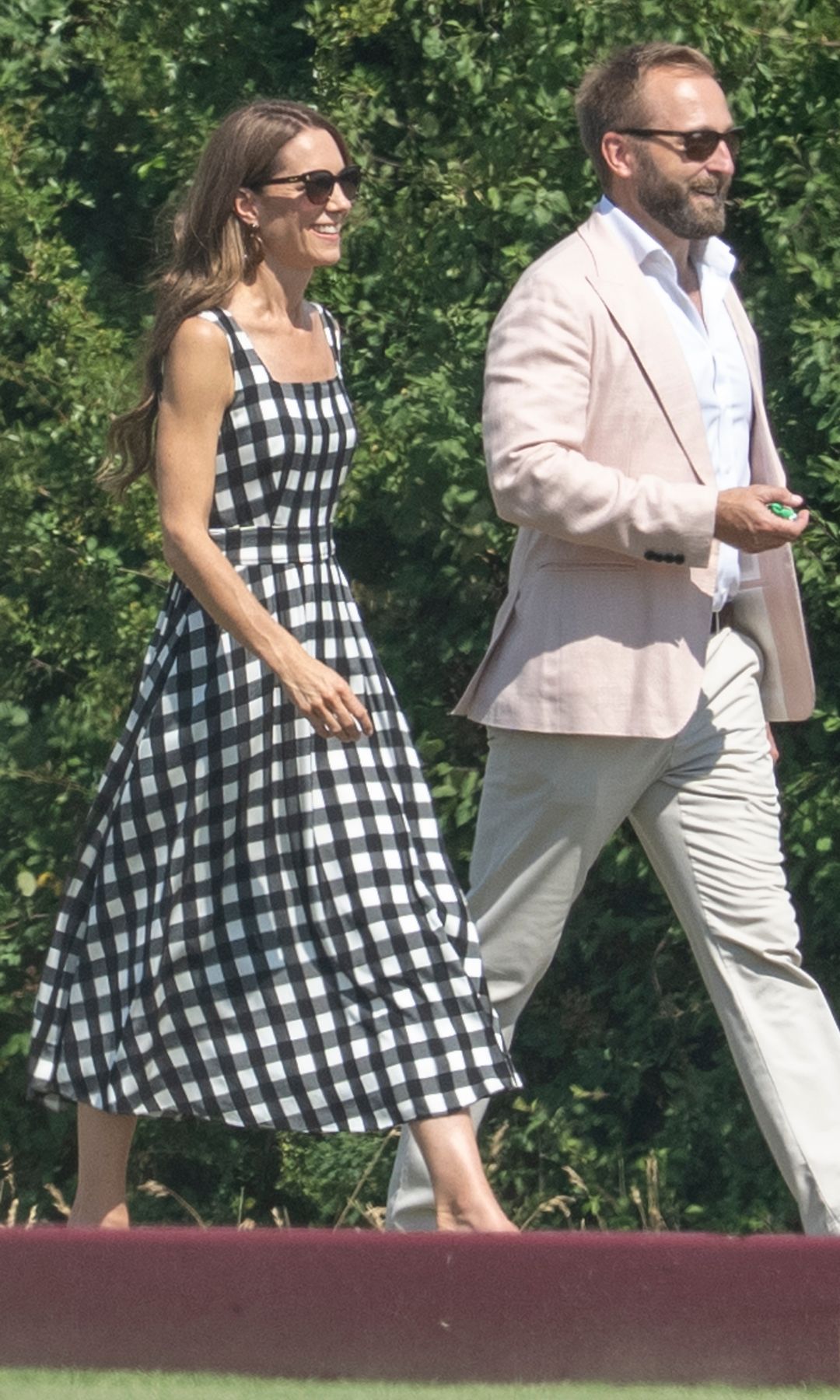 Kate Middleton estrena un bucólico vestido de cuadros vichy en el polo por el 40 aniversario de este look icónico de Lady Di
