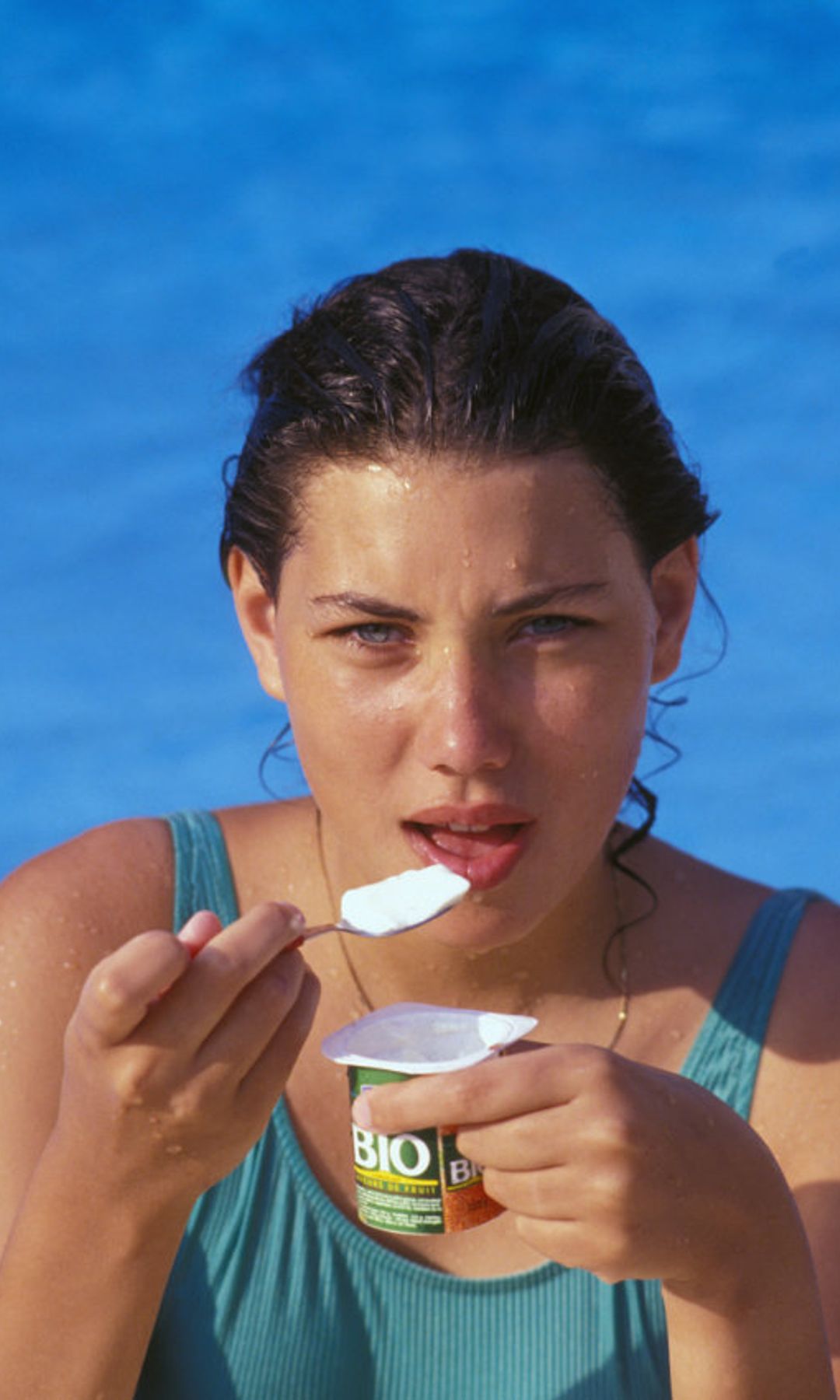 Mujer comiendo yogur